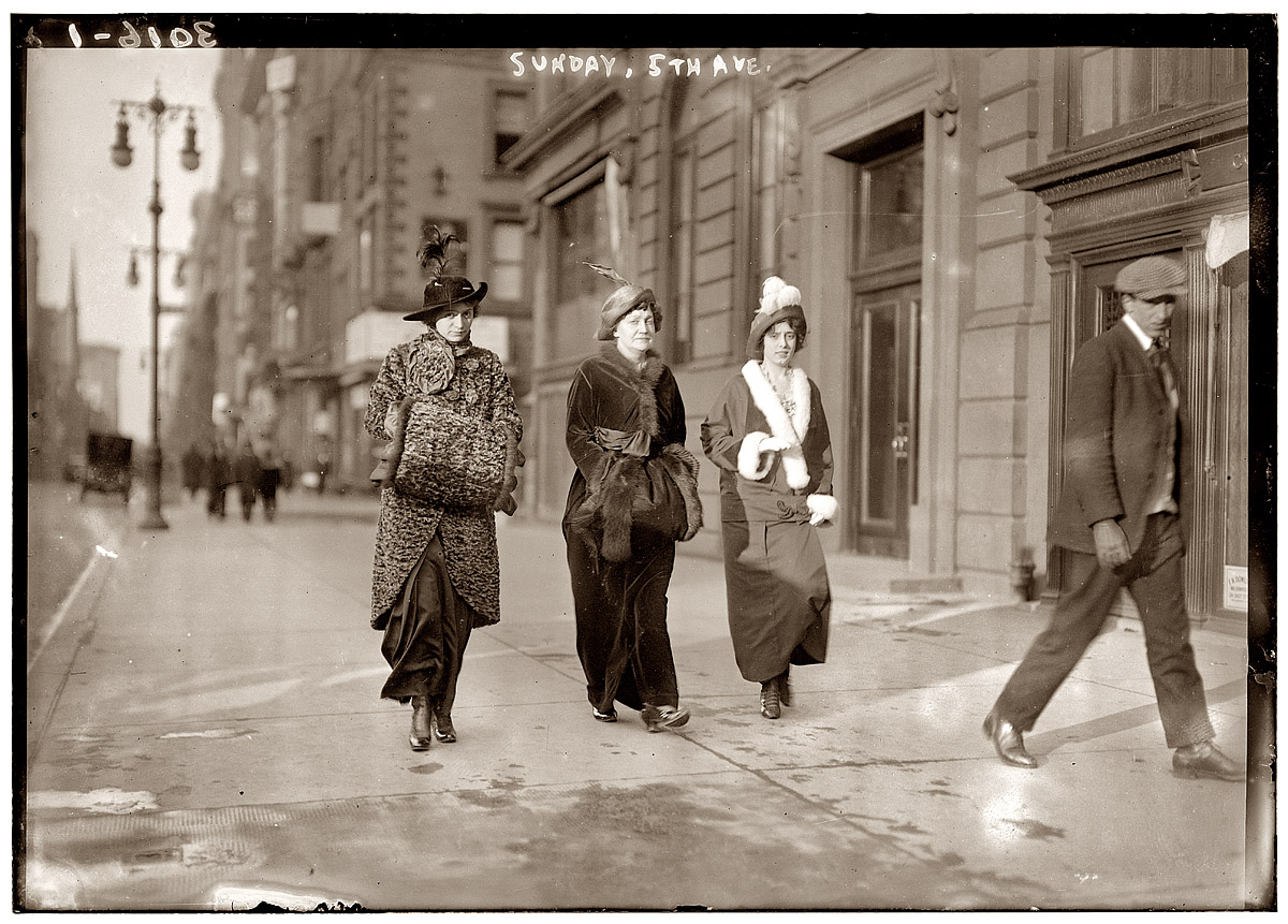 Sunday strollers on New York's Fifth Avenue circa 1913. View full size. 5x7 glass negative, George Grantham Bain Collection.