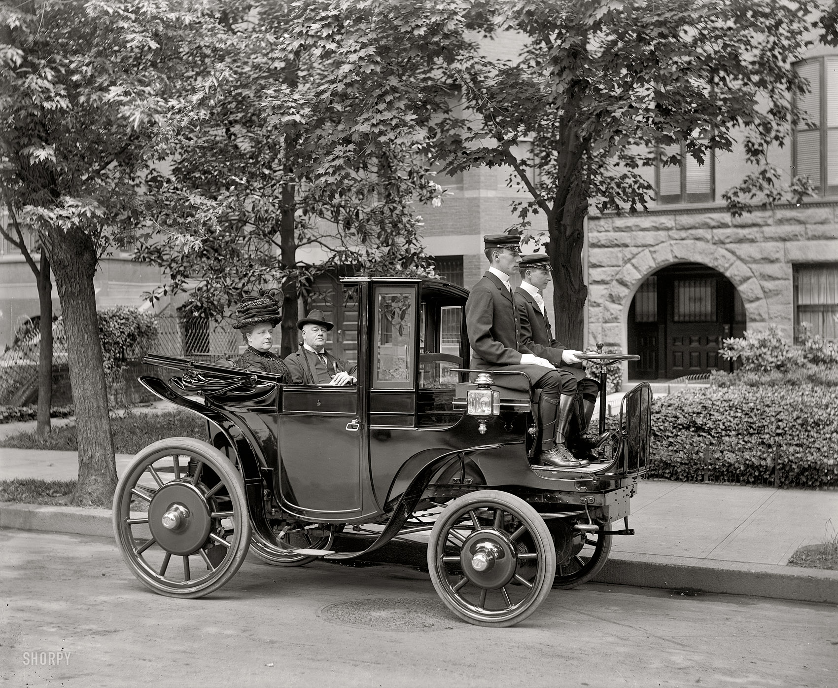 Washington, D.C., circa 1906. "Senator George P. Wetmore, Rhode Island." Who can identify the car? (The current consensus: Krieger electric landaulet, from France.) Harris & Ewing Collection glass negative. View full size.