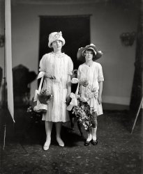 "Eleanor Wilson, her flower girls. Nancy Lane." At the White House wedding of Woodrow Wilson's daughter Eleanor in May 1914 to Secretary of the Treasury William Gibbs McAdoo. Harris & Ewing Collection glass negative. View full size.