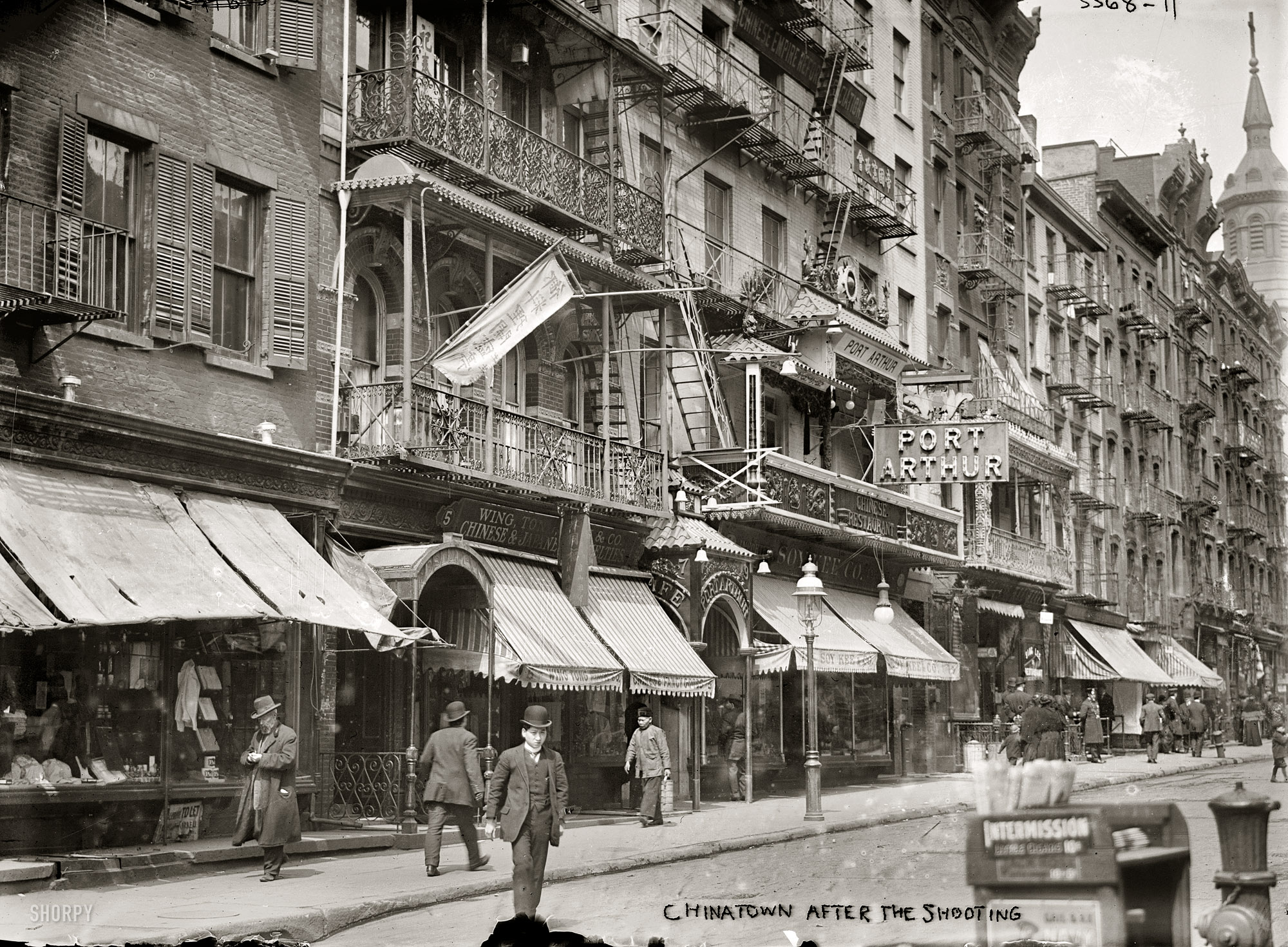 April 12, 1910. "Chinatown after shooting." The Port Arthur teahouse at 9 Mott Street in New York's Chinatown during the tong wars between the Hip Sings and On Leongs. 5x7 glass negative, George Grantham Bain Collection. View full size.