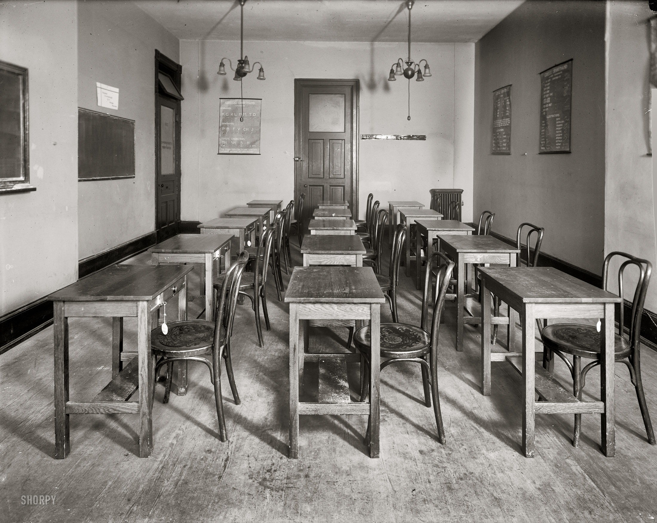 1920. "Washington School for Secretaries classroom." Our second look at the school's facilities. Harris & Ewing Collection glass negative. View full size.