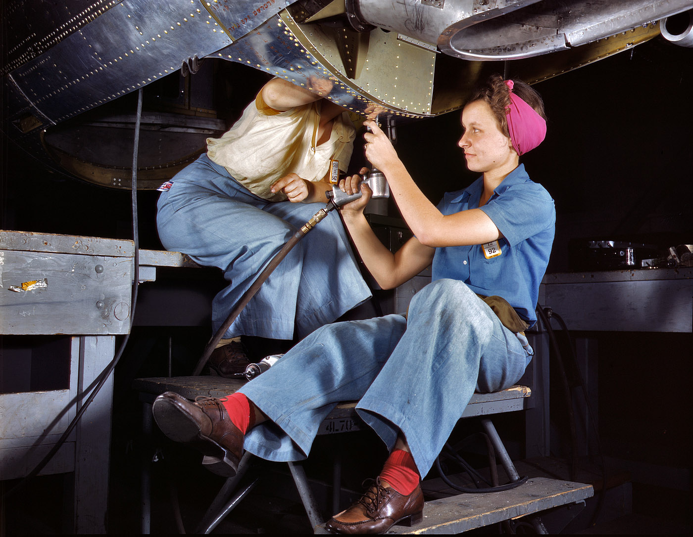 October 1942. Yet another still from the Technicolor pajama party that was the American aircraft industry in World War II: "Women at work on bomber, Douglas Aircraft Company, Long Beach, California." View full size. 4x5 Kodachrome transparency by Alfred Palmer for the Office of War Information.