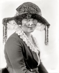 Washington, D.C., circa 1915. "Miss Elsie Walker." Whose fetching features are only enhanced by her chic chapeau.  Harris & Ewing. View full size.