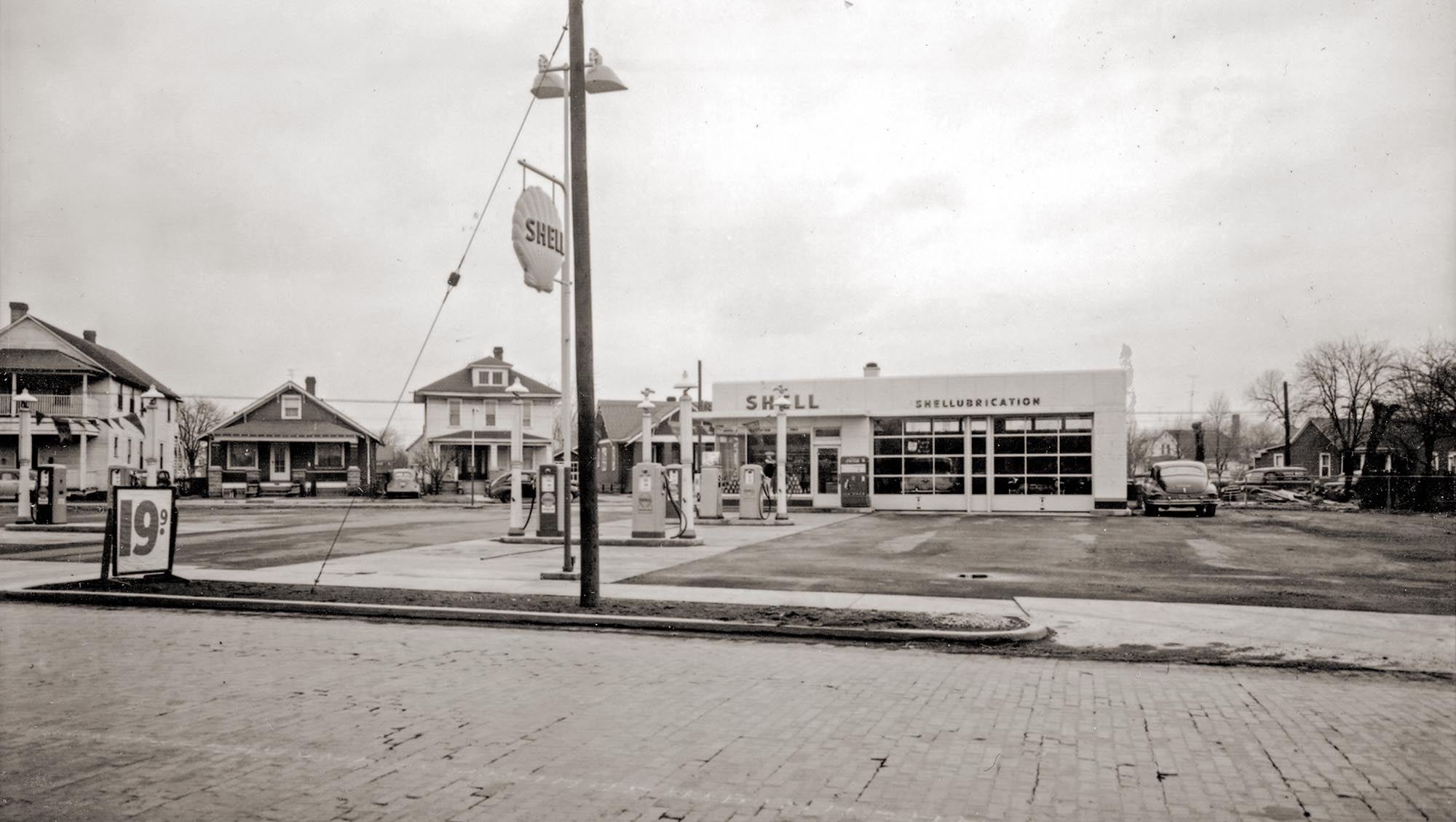 Shell Station at 1921 North Peoria Road (Old Route 66) in Springfield, Illinois, 1953.