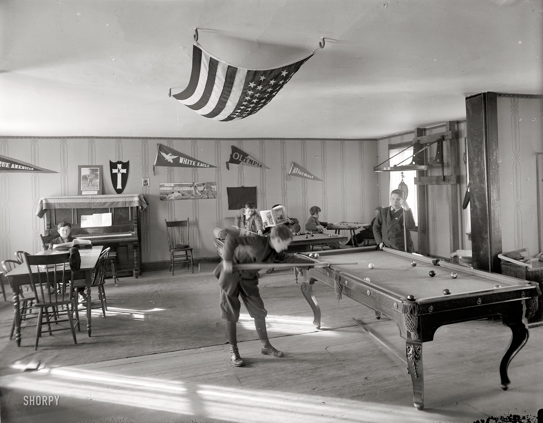 Circa 1912. "Neighborhood House, pool room." Another look at this Washington, D.C., settlement house. Harris & Ewing Collection glass negative. View full size.