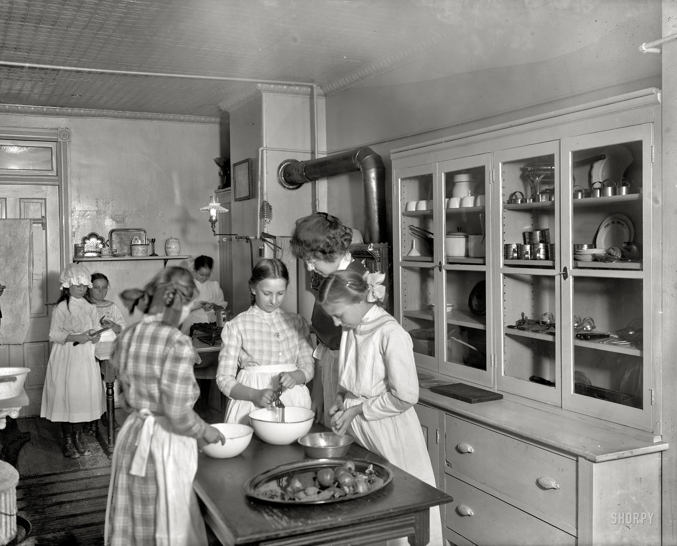 Circa 1912. "Neighborhood House kitchen." Our third look at this Washington, D.C., settlement house. Harris & Ewing Collection glass negative. View full size.
