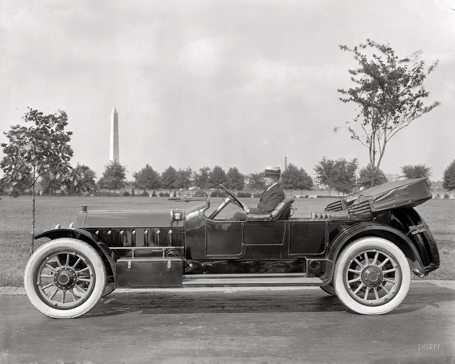 Washington, D.C. "Marmon Motor Car Co." I'll say circa 1915 and wait for the experts to weigh in. Harris & Ewing Collection glass negative. View full size. [The consensus seems to be that this is a 1914 Marmon "48" seven-passenger touring car, which listed for $5,000 -- a staggering sum in those days. It's riding on 37-inch Firestone "Quick Detachable" natural-rubber tires.]