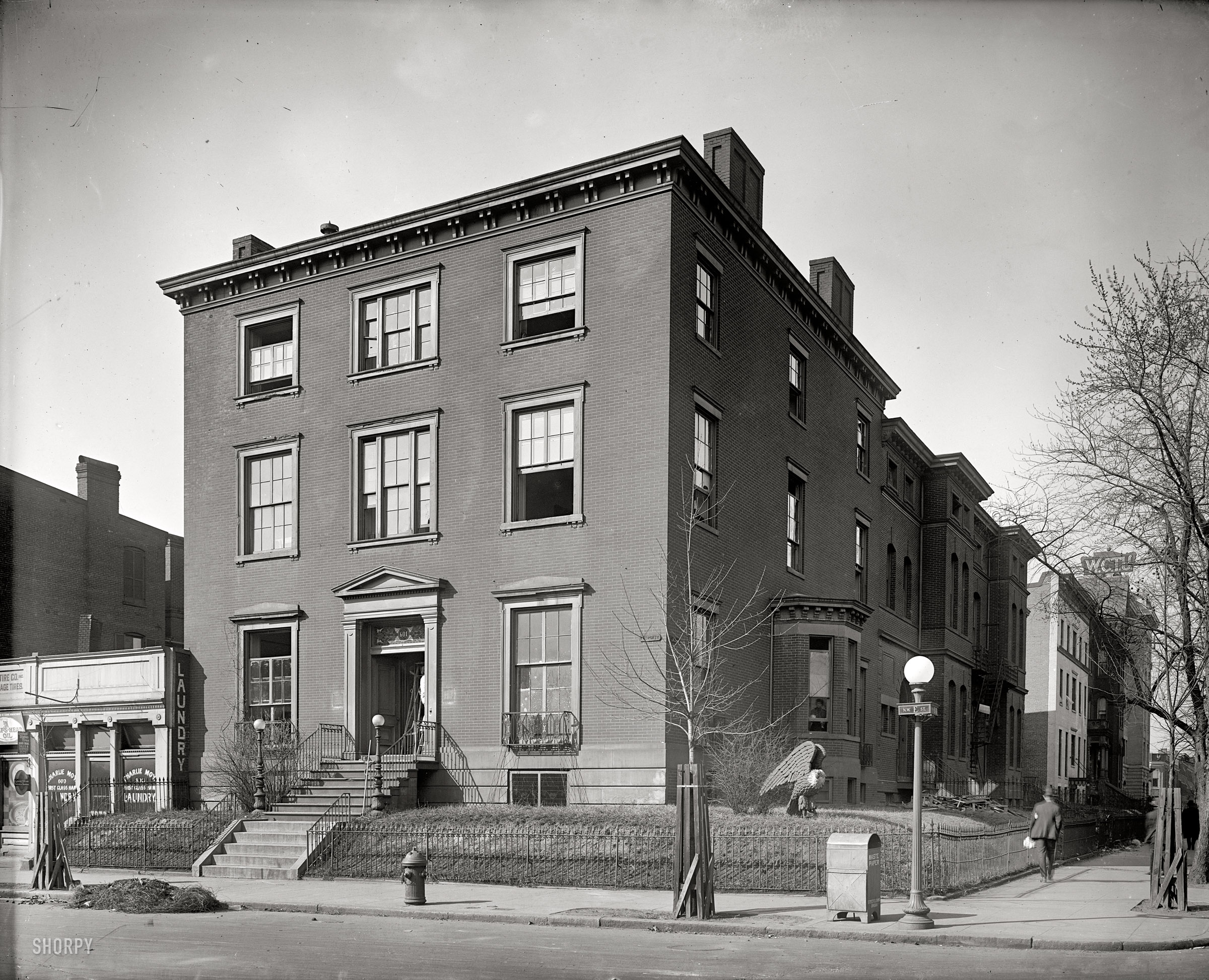 Washington, D.C., circa 1918. "Emergency Fleet Corporation, building exterior." E and Sixth streets N.W. Harris & Ewing Collection glass negative. View full size.