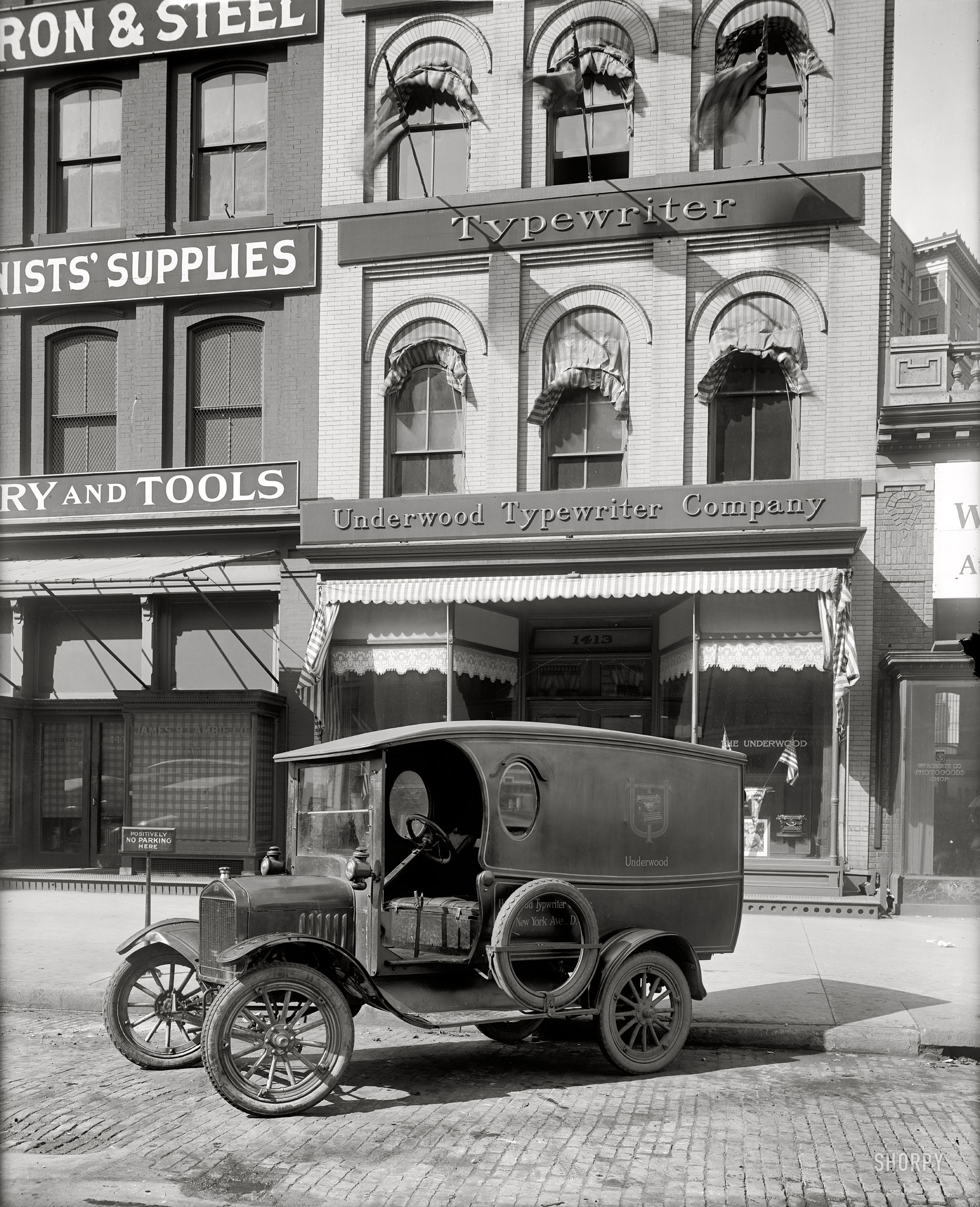 Washington, D.C., circa 1919. "Underwood Typewriter Co., 1413 New York Avenue N.W." Harris & Ewing Collection glass negative. View full size.