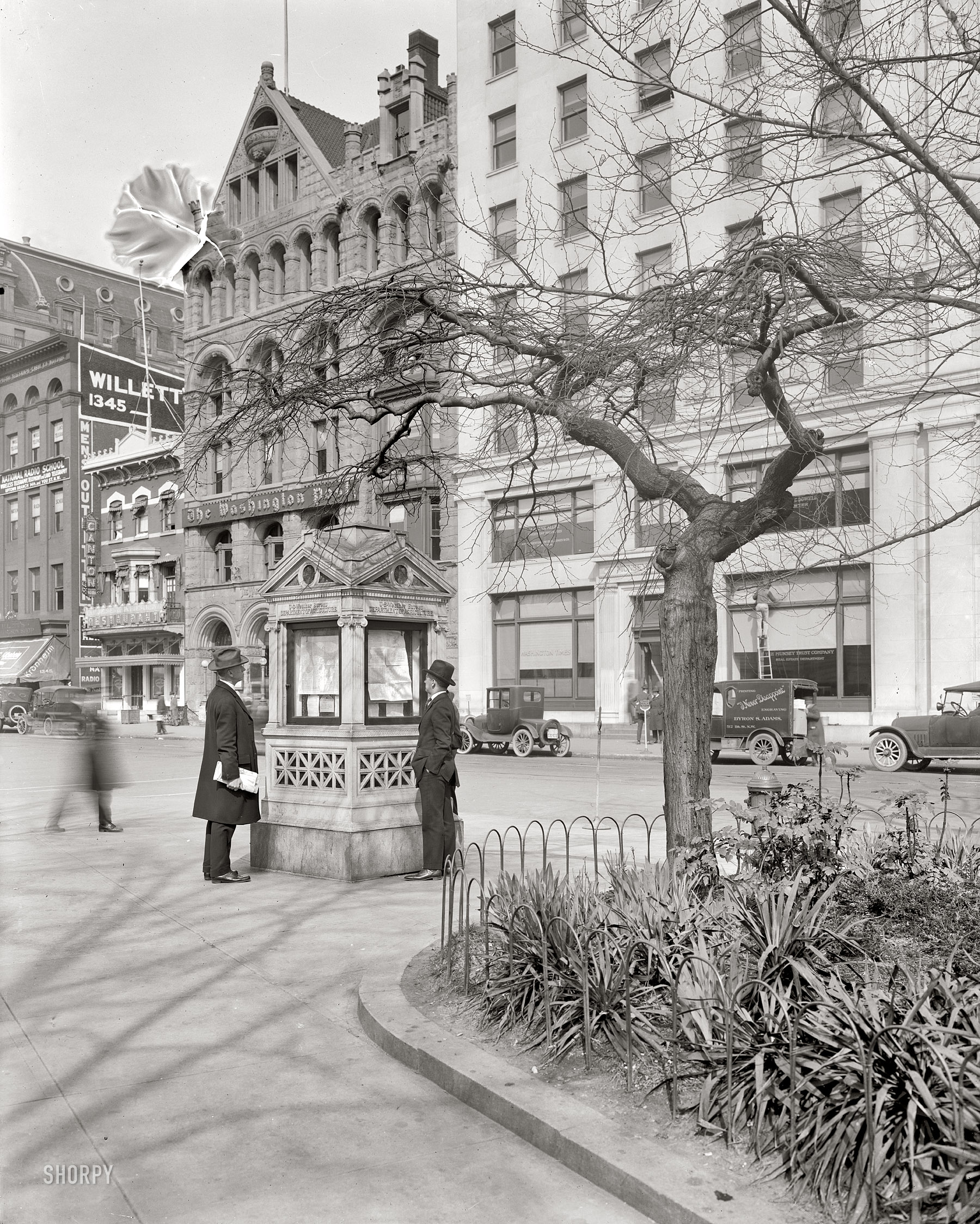 Washington, D.C., circa 1921. "U.S. Weather Bureau kiosque, Pennsylvania Avenue." Harris & Ewing Collection glass negative. View full size.