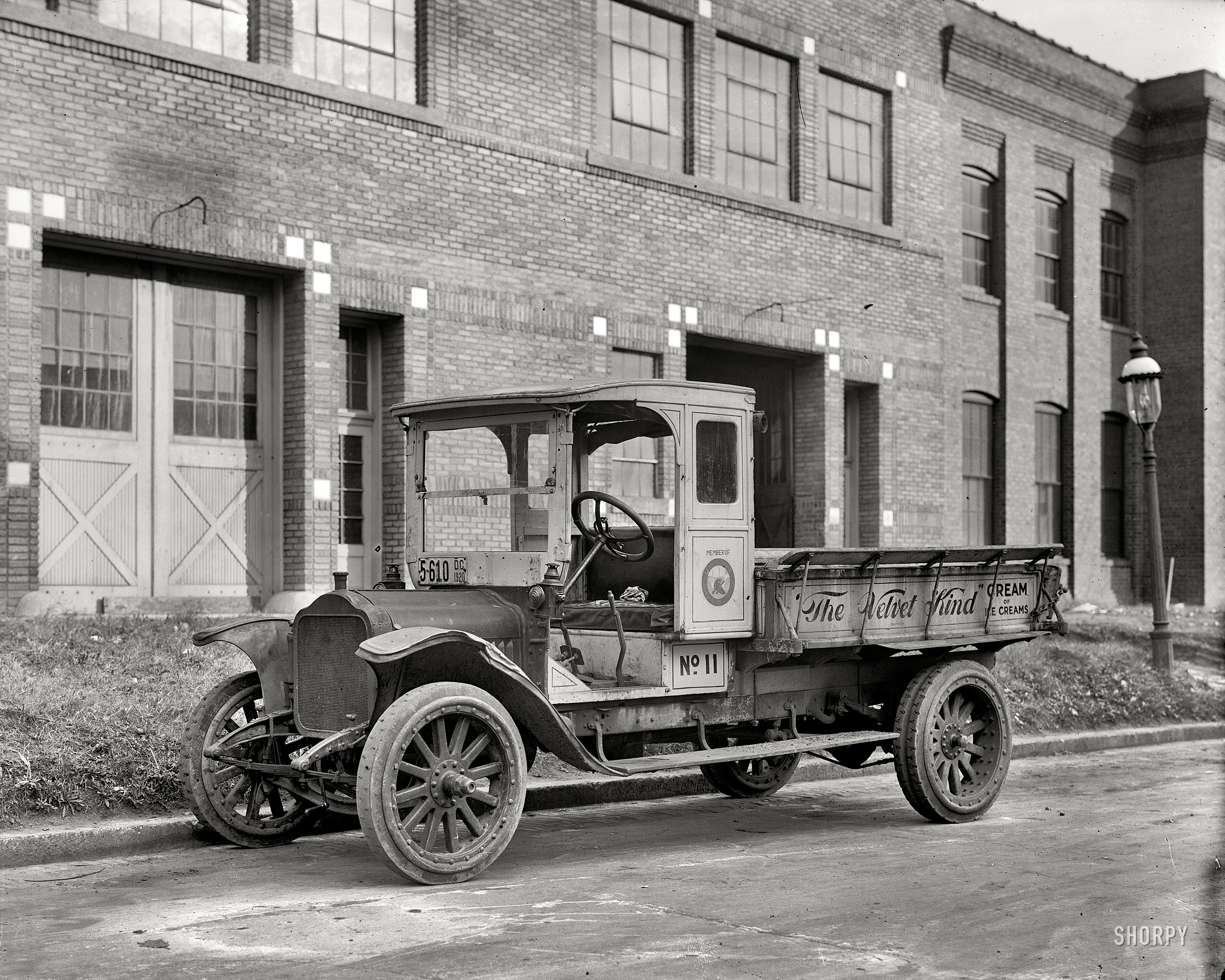 Washington, D.C., circa 1920. "Overman Cushion Tire Co., creamery truck." Harris & Ewing Collection glass negative. View full size.
