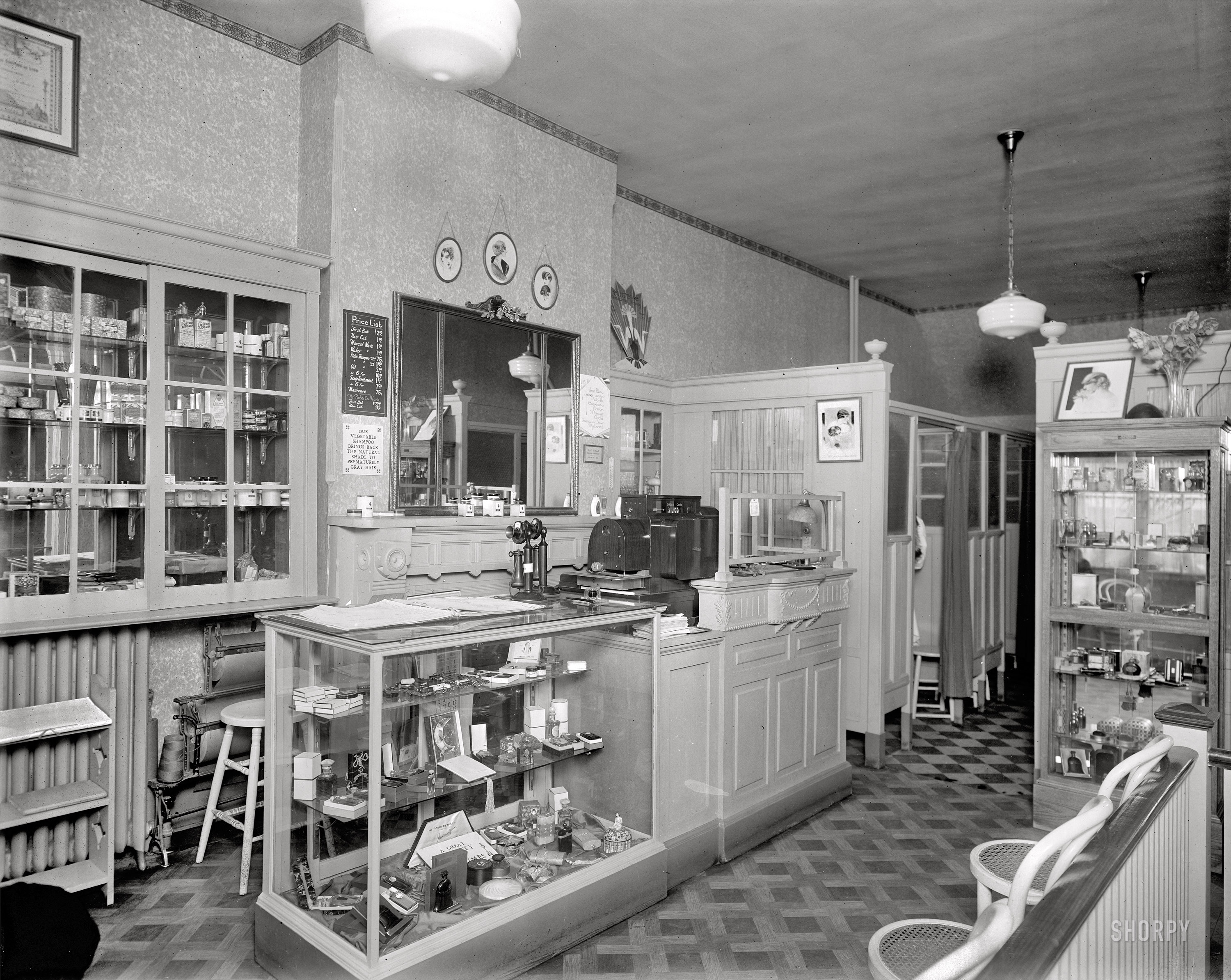 Washington, D.C., circa 1928. "Roberts beauty shop." 8x10 inch dry plate glass negative, Harris & Ewing Collection. View full size.
