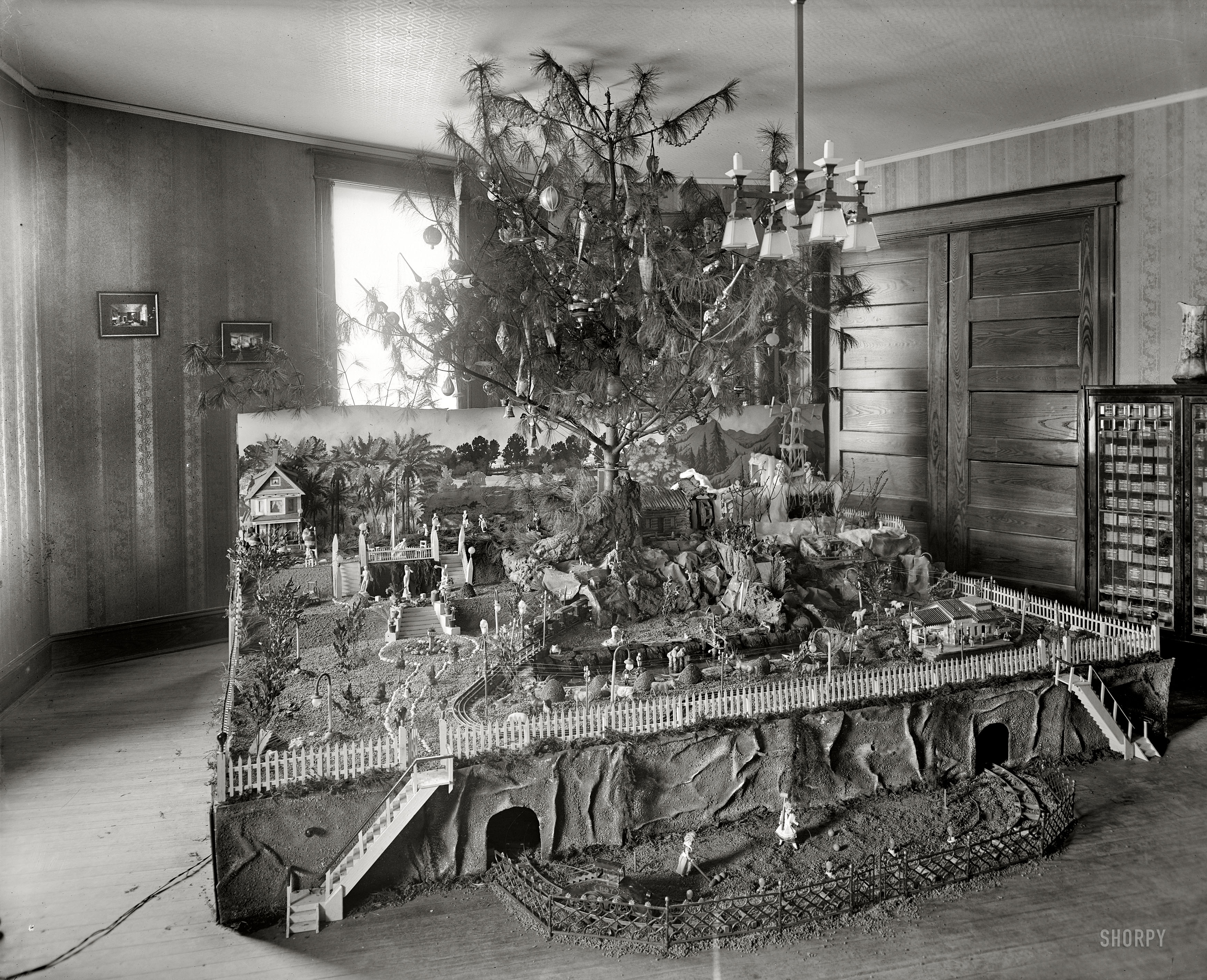 Washington, D.C., circa 1920. "Mrs. A.M. Keen. Christmas tree." Somewhere in there: a very tiny kitchen sink. Harris & Ewing glass negative. View full size.