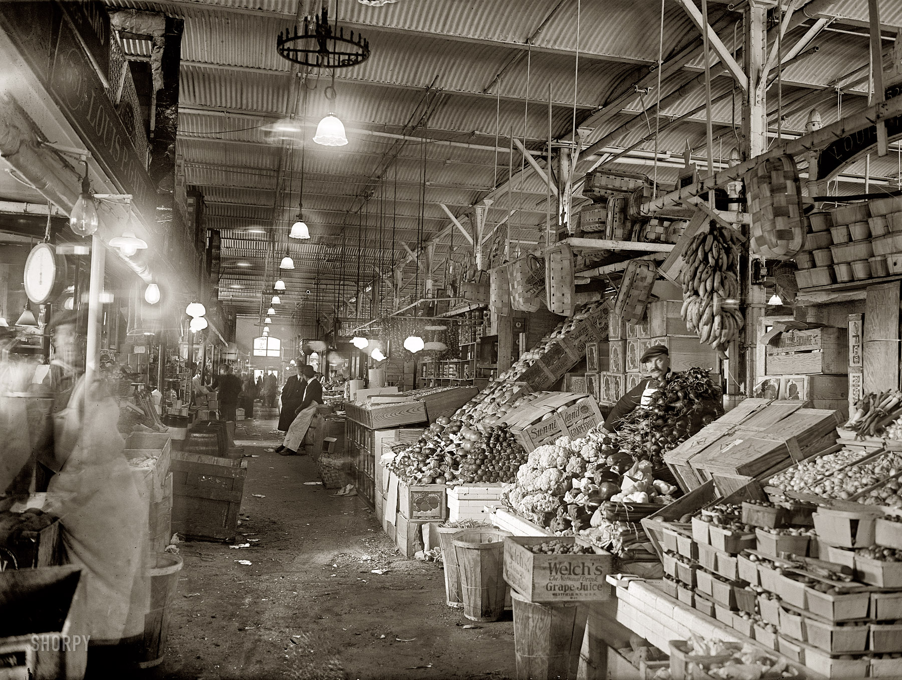 "Center Market, 1922." Produce vendors in Washington, D.C. National Photo Company Collection glass negative. View full size.