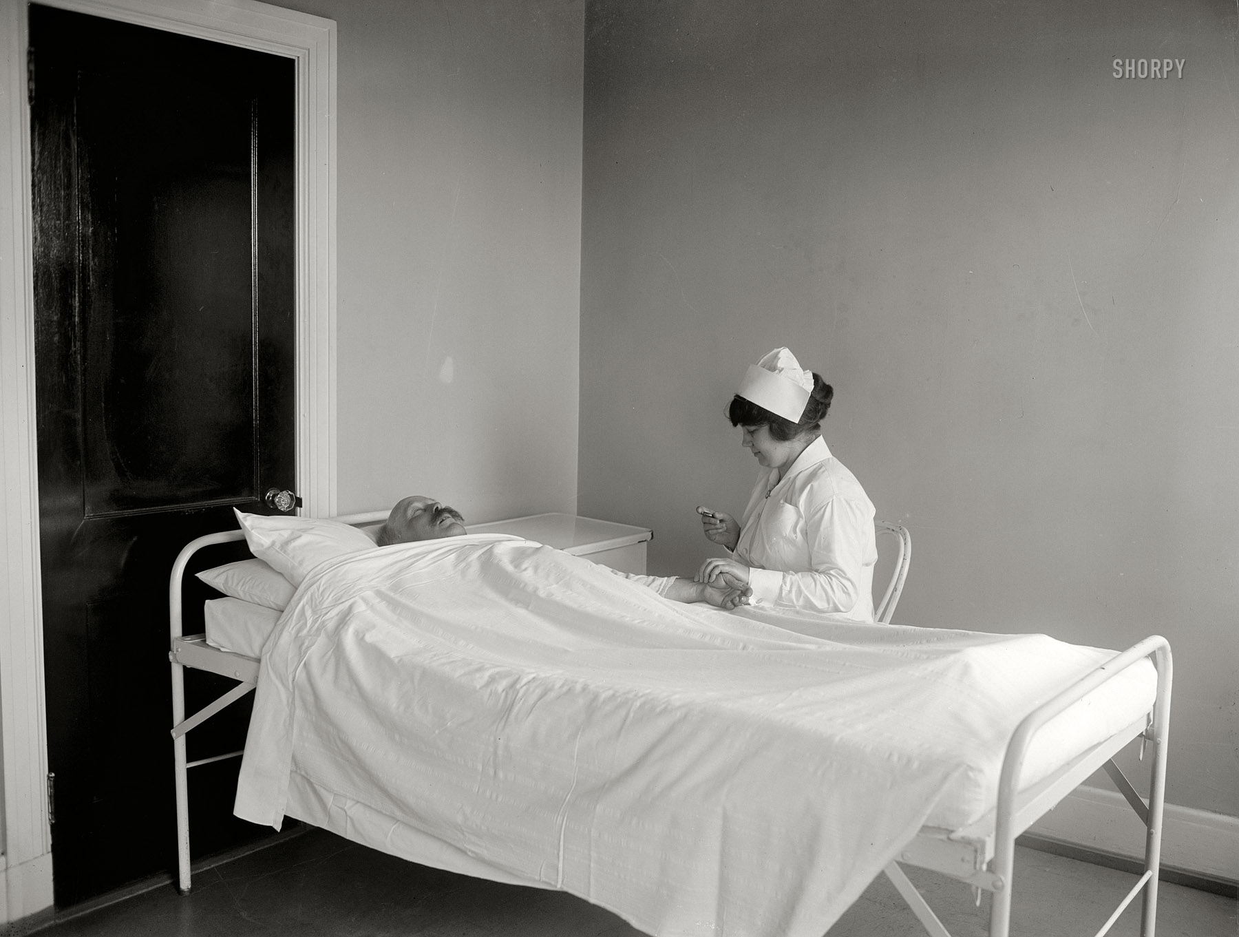 Washington, D.C., circa 1922. "Surgery." From a series of photos depicting pre- and postoperative procedures, as well as surgery itself, at an unnamed hospital. National Photo Company Collection glass negative. View full size.
