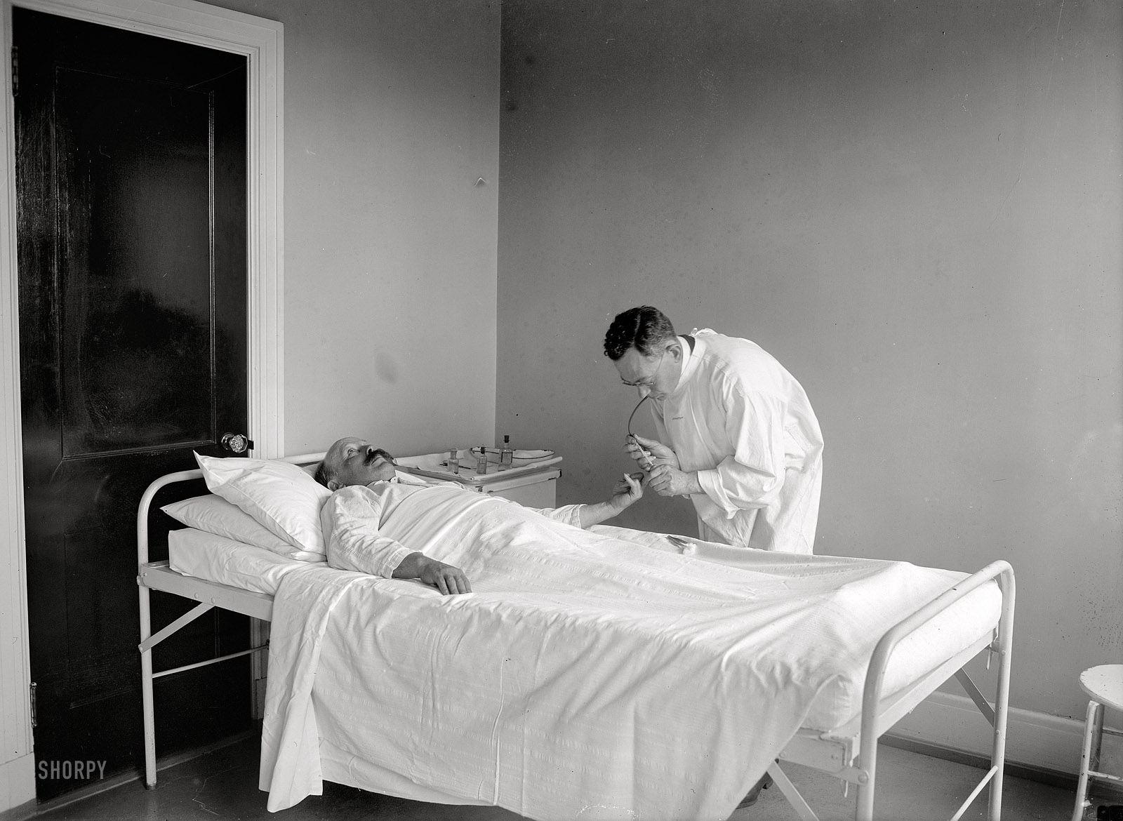 Washington, D.C. "Surgery, 1922." From a series depicting pre- and postoperative procedures, as well as surgery itself, at an unnamed hospital. View full size.