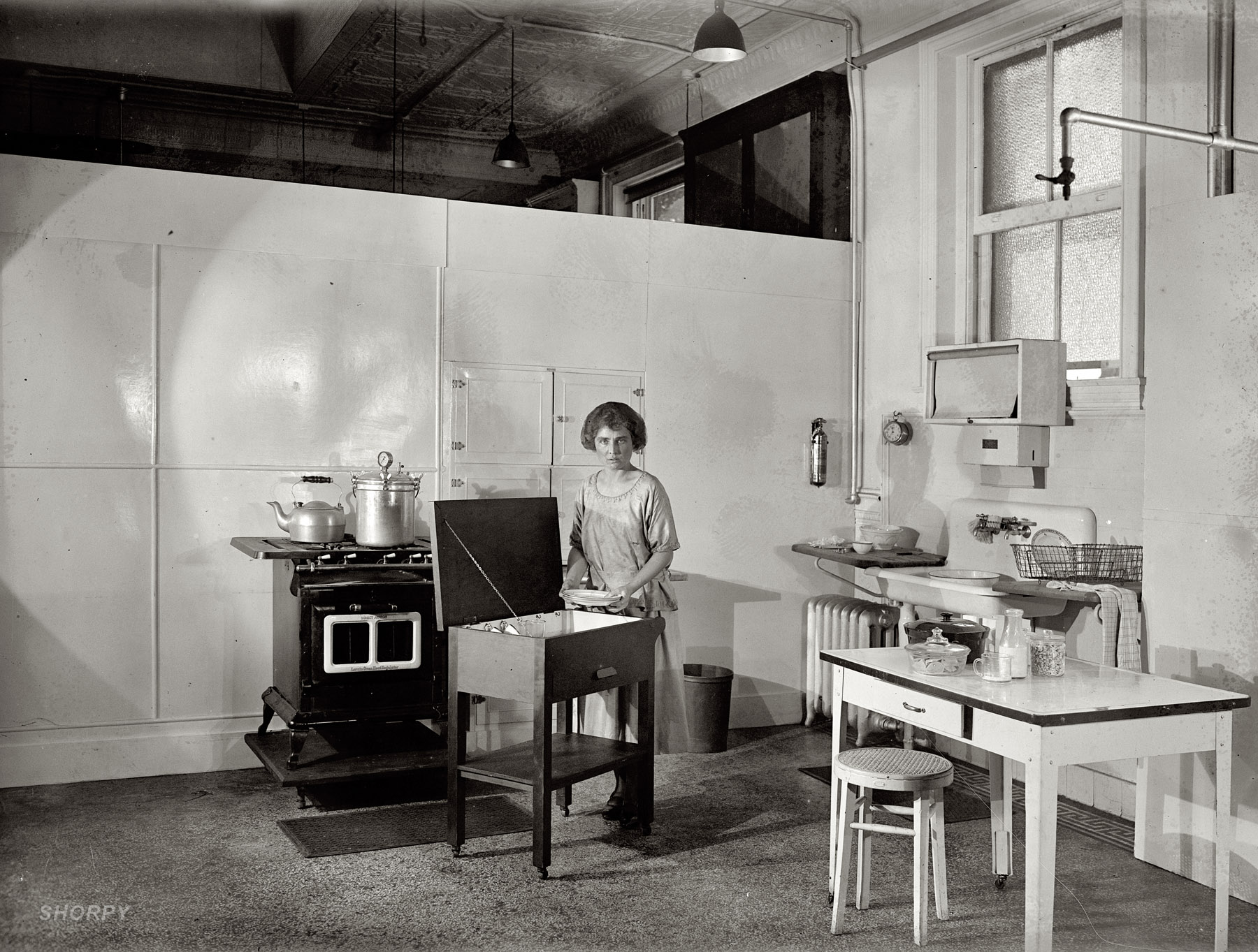 September 6, 1922. "Miss Elizabeth U. Hoffman." Who might be one teacup short of a place setting. National Photo Co. Collection glass negative. View full size.