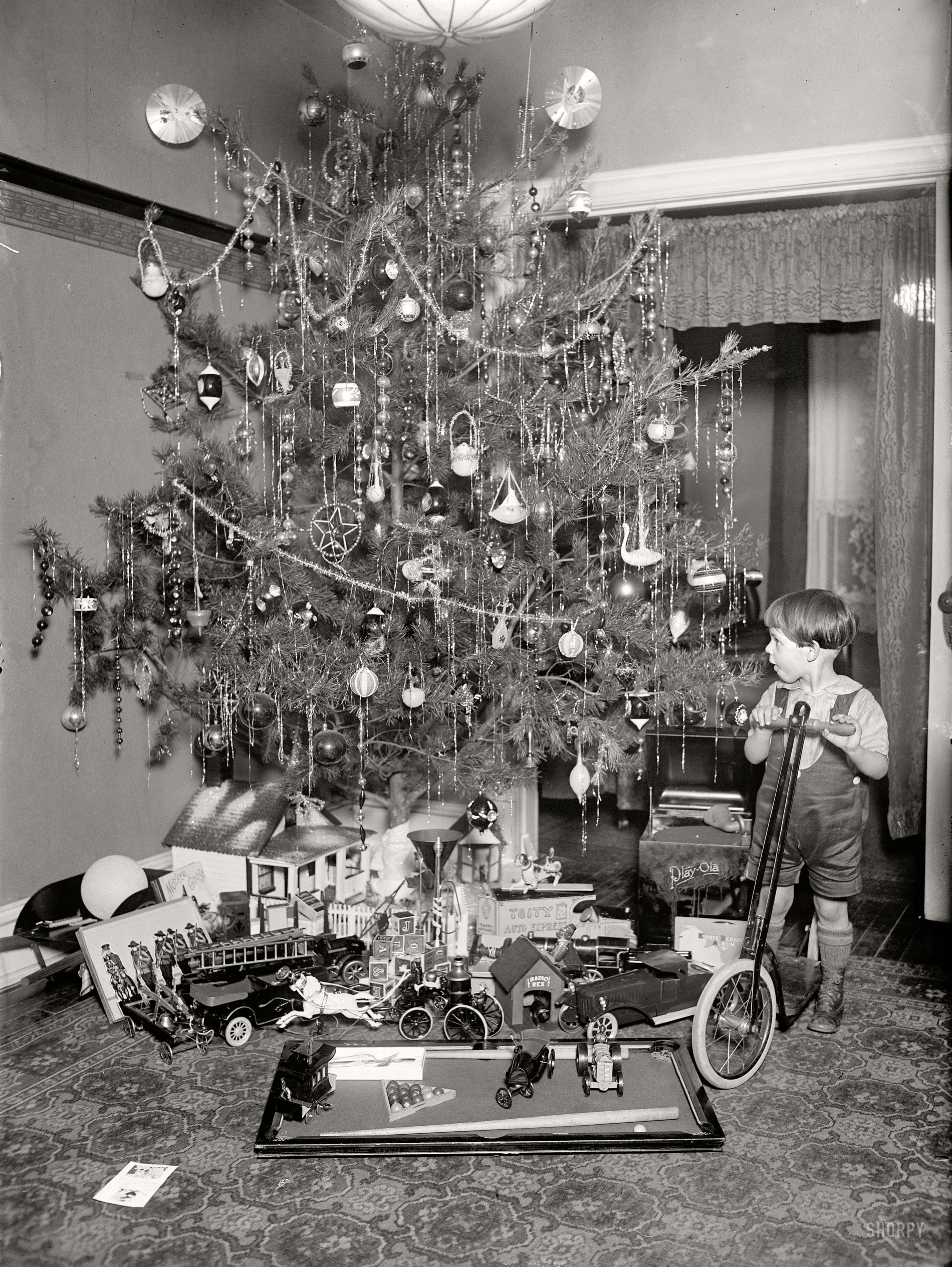 "Dorsey Christmas tree, 1922." Merry Christmas to all from Shorpy! National Photo Company Collection glass negative. View full size.