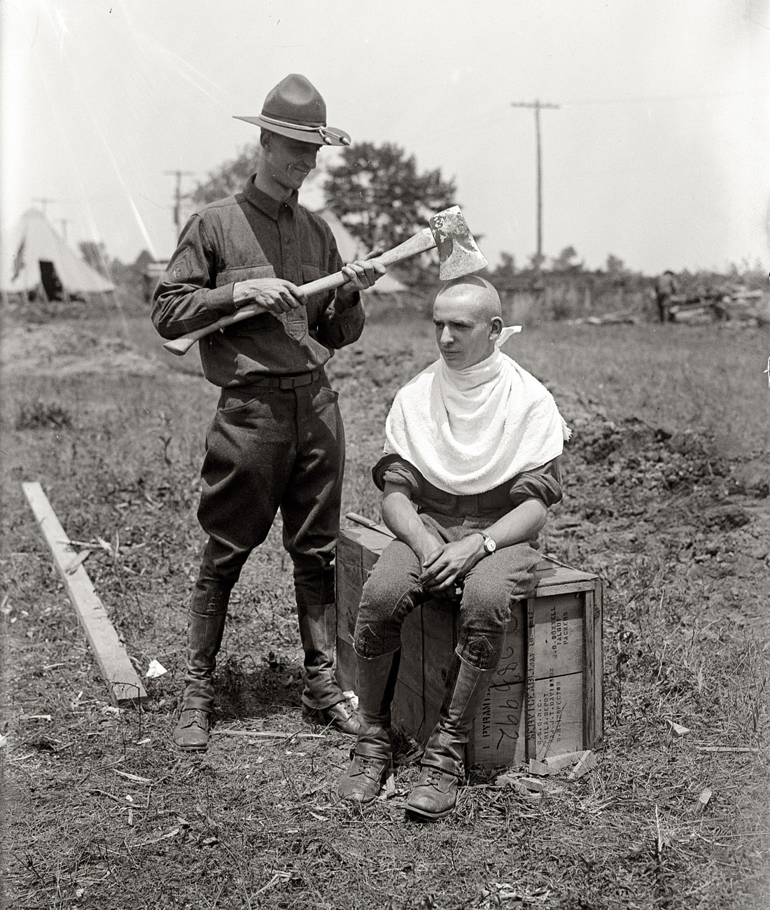 June 21, 1917. Monmouth Park, New Jersey. "Signal Corps barber." 5x7 glass negative, George Grantham Bain Collection. View full size.