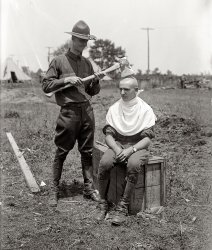 June 21, 1917. Monmouth Park, New Jersey. "Signal Corps barber." 5x7 glass negative, George Grantham Bain Collection. View full size.