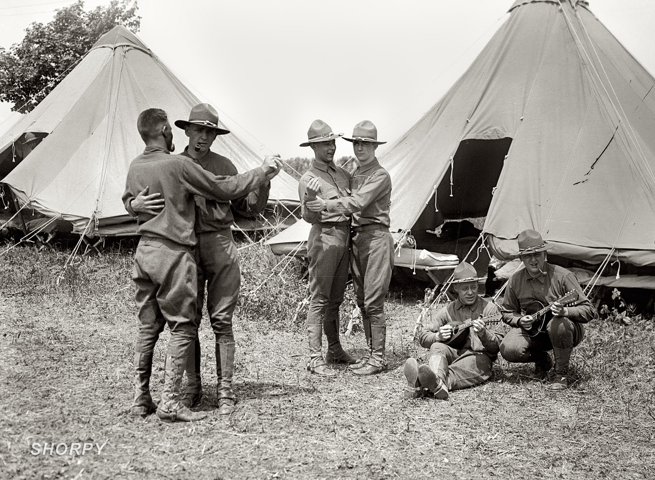 June 21, 1917. Monmouth Park, New Jersey. "Signal Corps men dancing." 5x7 glass negative, George Grantham Bain Collection. View full size.