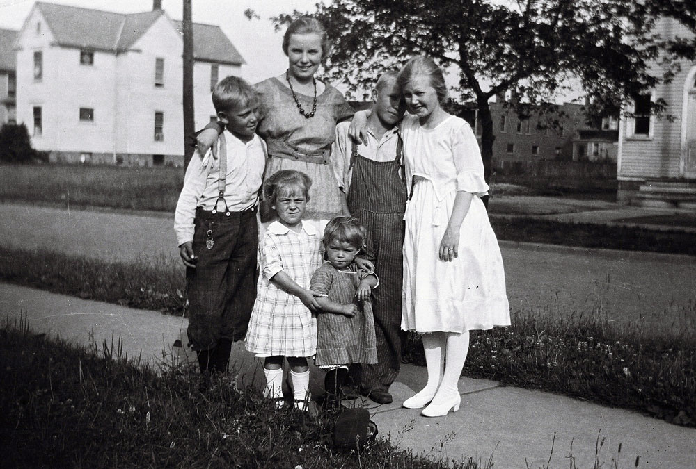 Ashtabula, Ohio, 1917. The Finn Family. View full size.