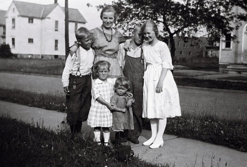 Ashtabula, Ohio, 1917. The Finn Family. View full size.
