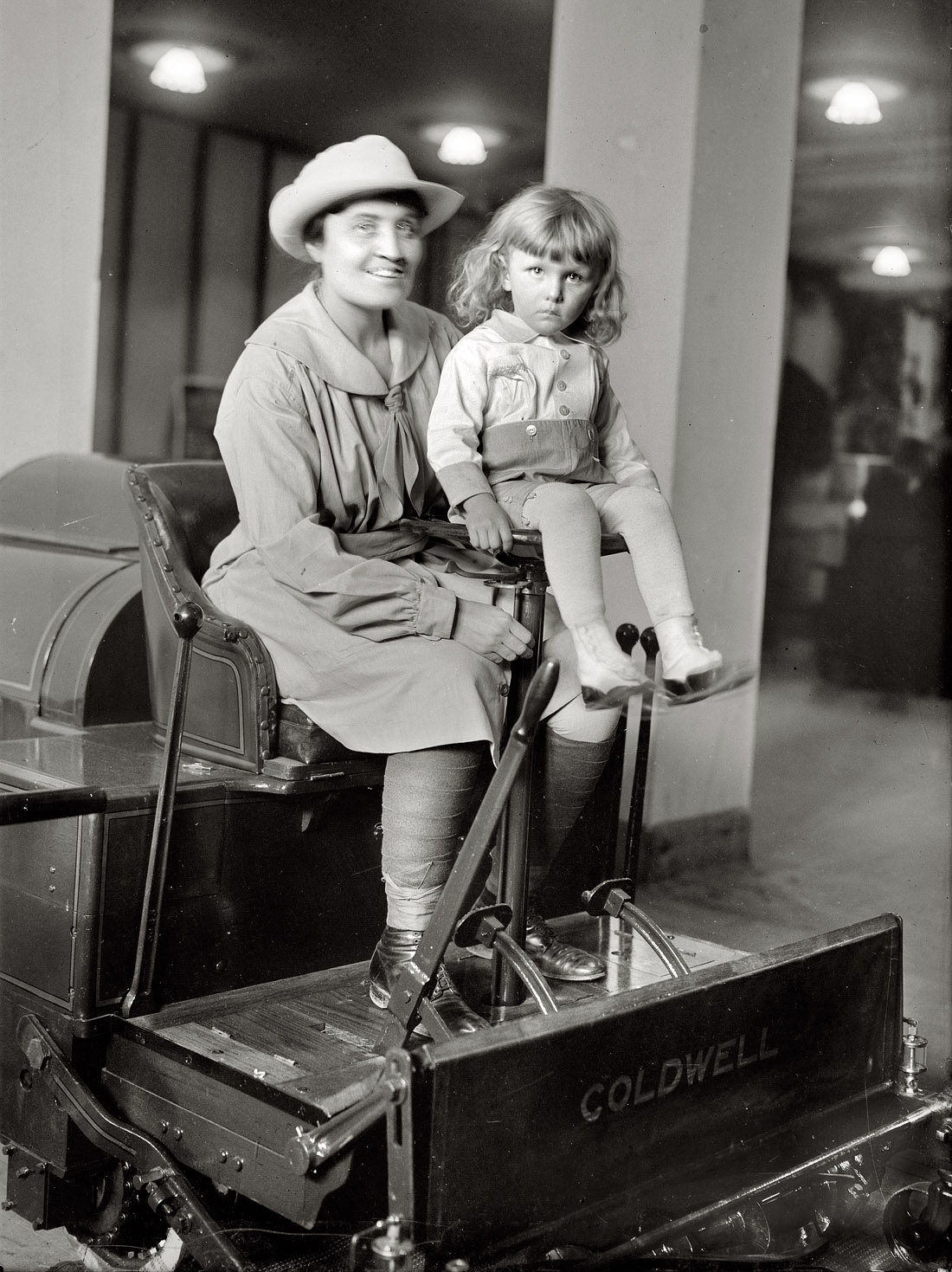 New York. March 16, 1918. "Florence A. Young and Chas. P. Rigo." 5x7 glass negative, George Grantham Bain Collection. View full size.