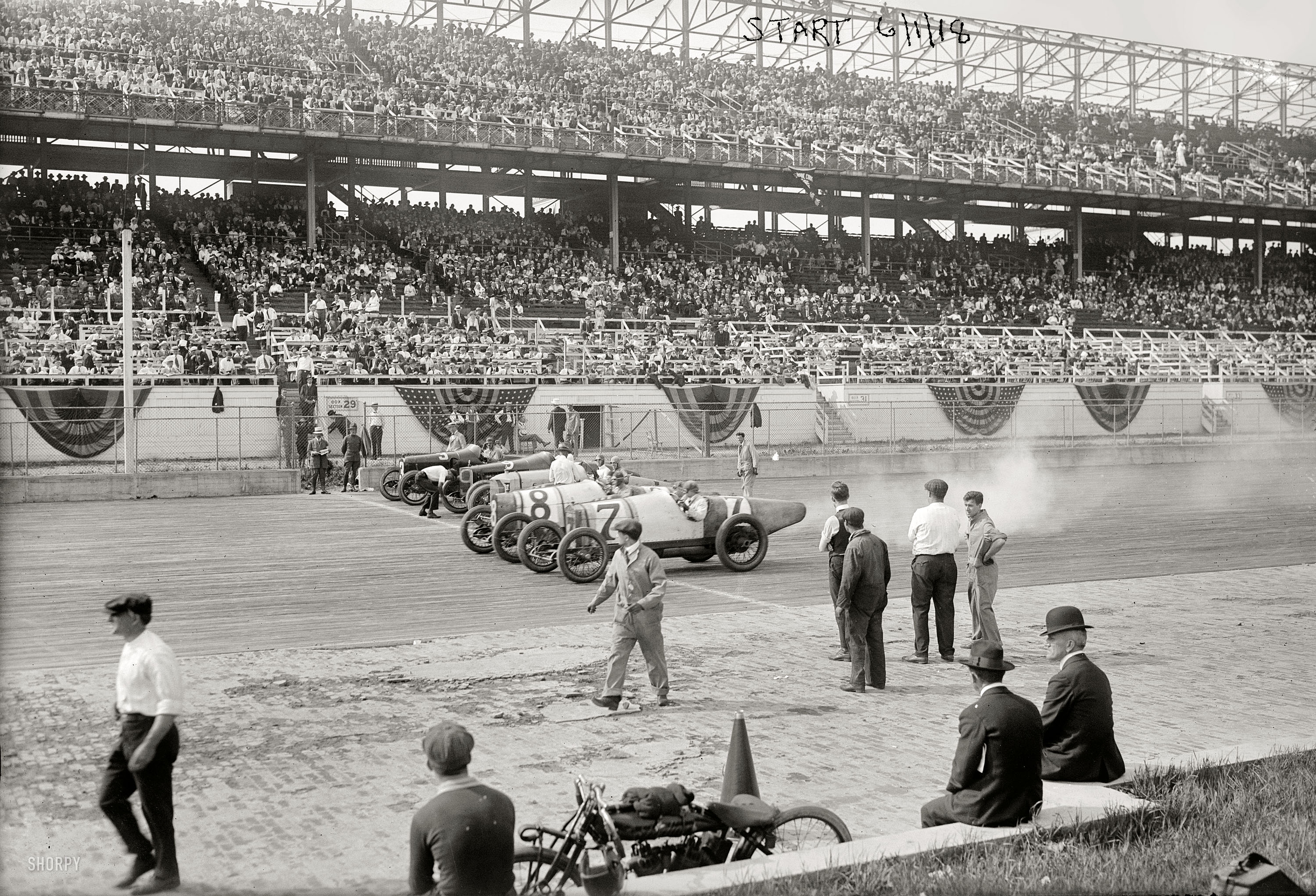 June 1, 1918. Six of the eight contestants in the 100-mile Harkness Handicap on Sheepshead Bay Motor Speedway's two-mile wooden oval in Brooklyn, New York. 5x7 glass negative, George Grantham Bain Collection. View full size.