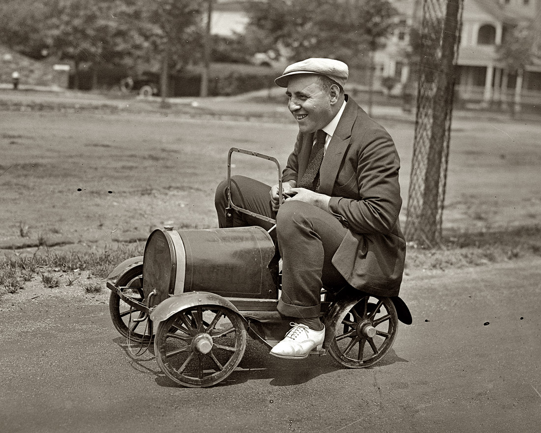 The vaudevillian, singer and composer Arthur Fields (Abe Finkelstein) circa 1920. View full size. 5x7 glass negative, George Grantham Bain Collection.