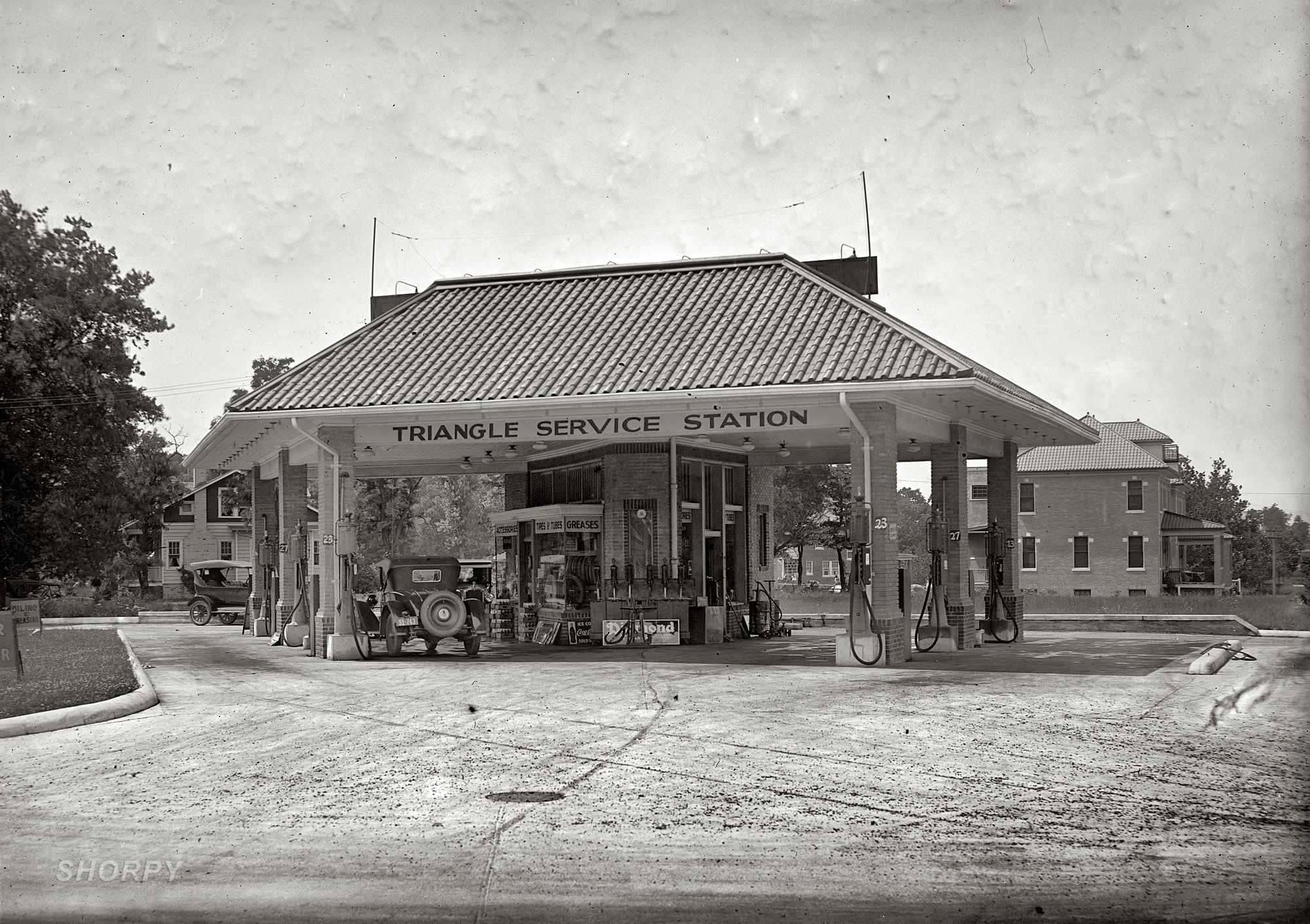 1925. The Triangle Service Station in Arlington, Virginia, at Mount Vernon Avenue and Military Road. View full size. National Photo Company Collection.