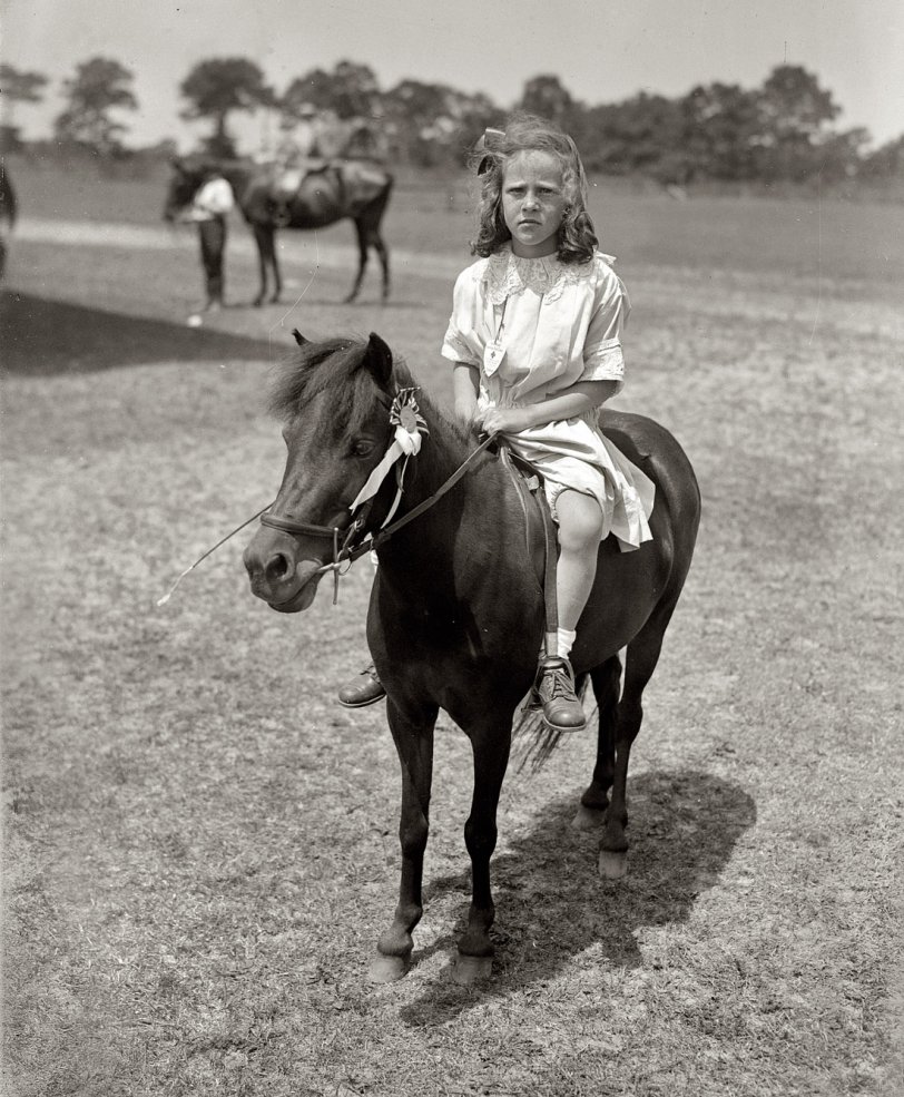 New York, July 22, 1918. Alice de Goicouria Belmont on "Beauty." Alice, the daughter of August Belmont Jr. and an heir to the Belmont banking fortune, grew up to be a registered nurse. She died by her own hand in 1955 at the age of 45. View full size. 5x7 glass negative, George Grantham Bain Collection.