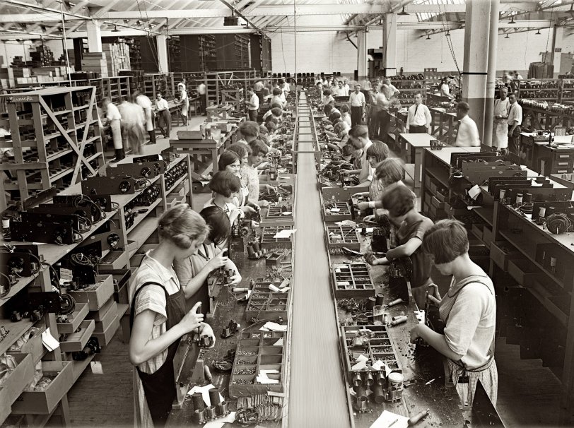 "Radio set assembling room, 1925." Another view of the Atwater Kent factory in Philadelphia. View full size. National Photo Company Collection glass negative.
