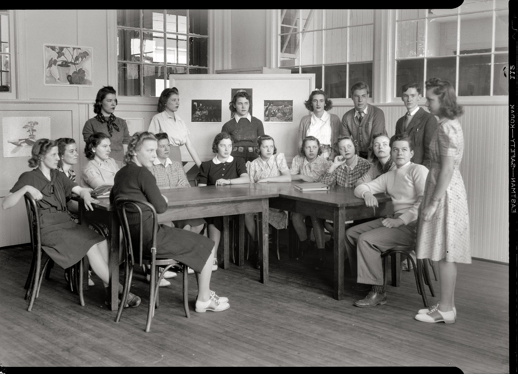 Art class circa 1940. "Montgomery High School students, Maryland." Our third or fourth photo from Montgomery High. Anyone have an old yearbook from there? National Photo Company Collection safety negative. View full size.