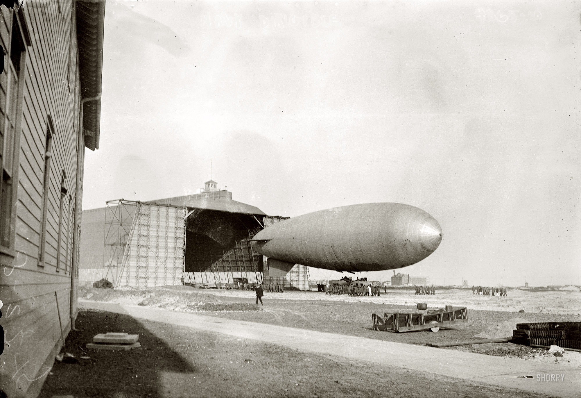 New York, March 22, 1915. "Navy dirigible, Long Island." 5x7 glass negative, George Grantham Bain Collection. View full size.