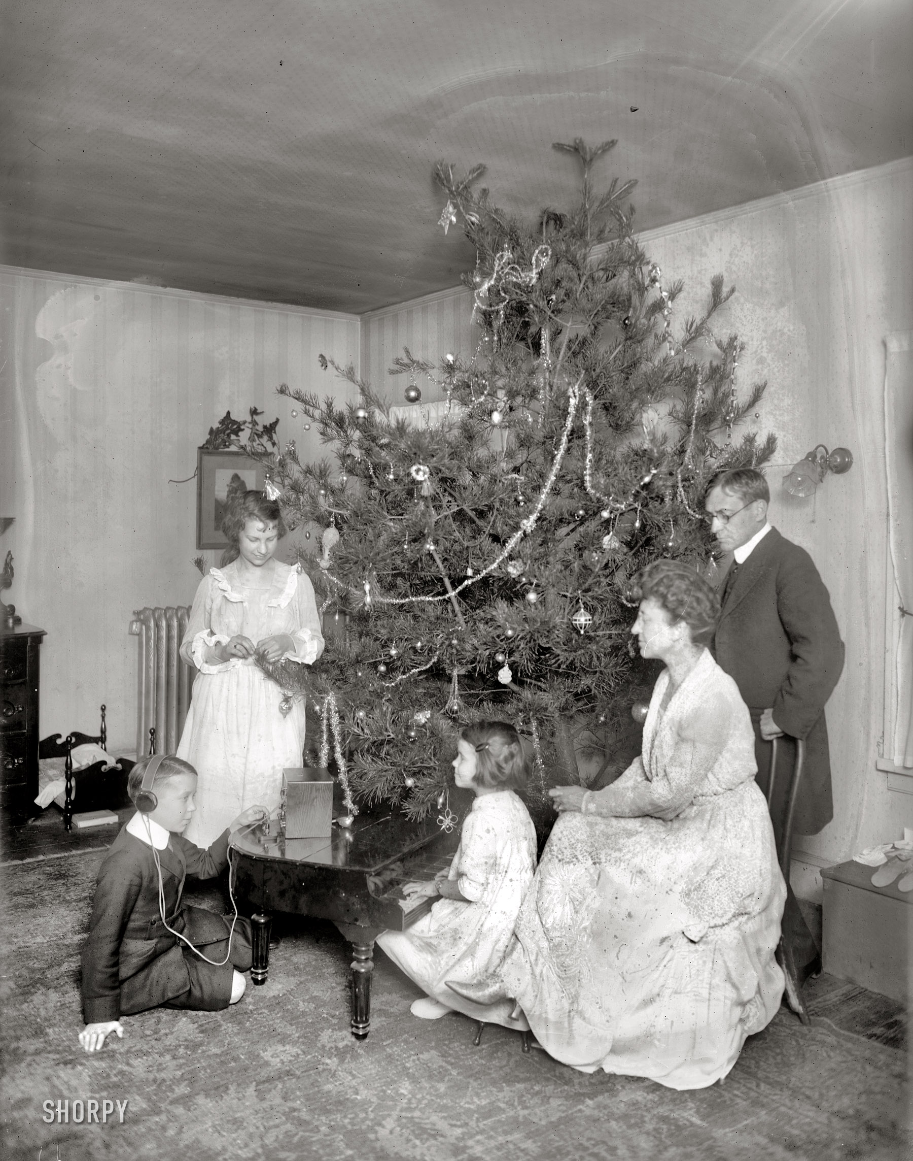 December 1919. "Baker Christmas tree." Secretary of War Newton Baker, wife Elizabeth and children Jack, Betty and little Peggy. National Photo Company Collection glass negative. View full size. More Xmas awesomeness here.
