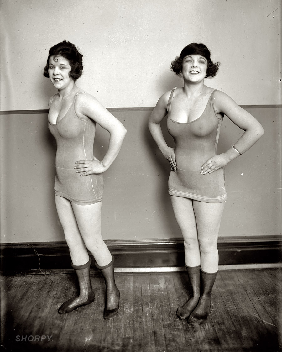 Washington, D.C., 1919. "Sidney Lust girls." Chorus girls at Sidney Lust's Leader Theater. View full size. National Photo Company Collection glass negative.