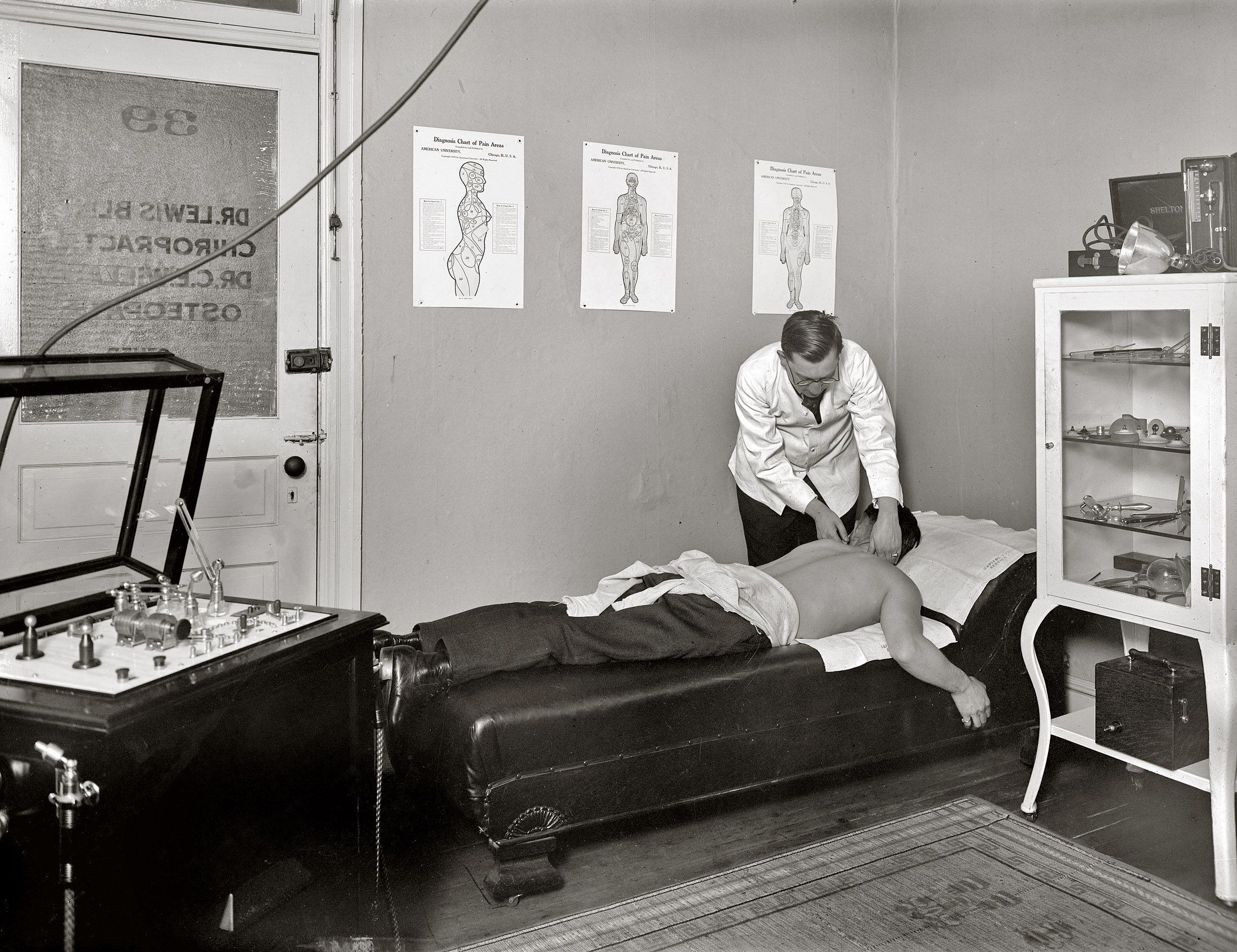 Washington, D.C., circa 1920. "Dr. Bliss, interior, 13th and G streets." National Photo Company Collection glass negative. View full size.