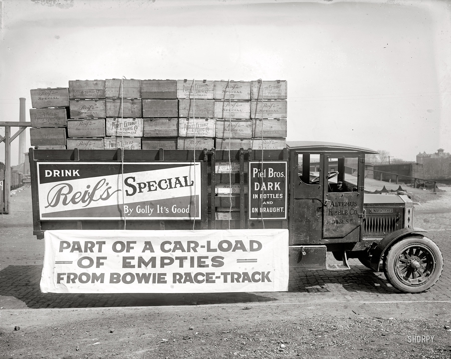 Washington, D.C., circa 1920. "Altemus-Hibble truck." Reif's, a "pure liquid food" touted as "the peer of soft drinks," was "the hearty cereal beverage with flavor and tang." National Photo Company Collection glass negative. View full size.