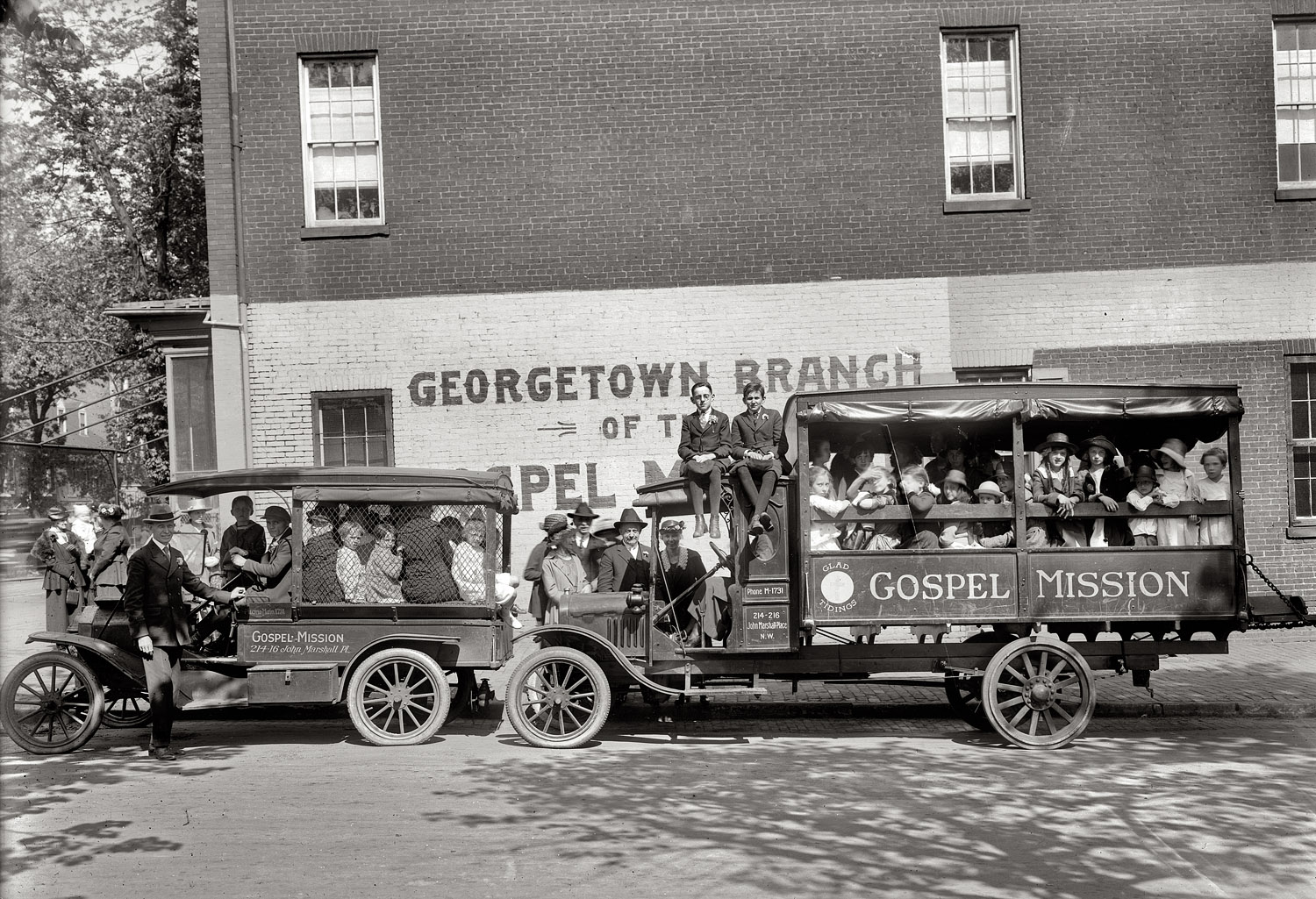 "Gospel Mission, Georgetown Sunday school group, circa 1920." View full size. National Photo Company Collection glass negative, Library of Congress.