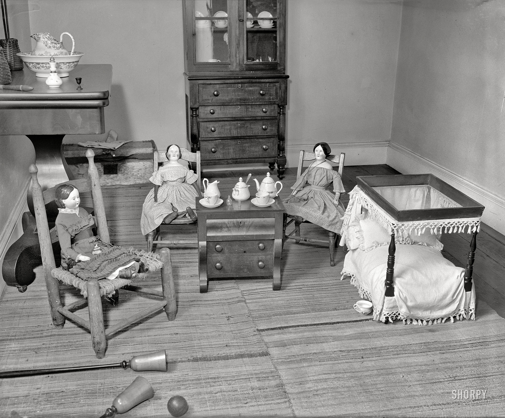 Arlington, Virginia, circa 1938. "Dolls at Robert E. Lee Mansion. Rita Combs [?]." Harris & Ewing Collection glass negative. View full size.