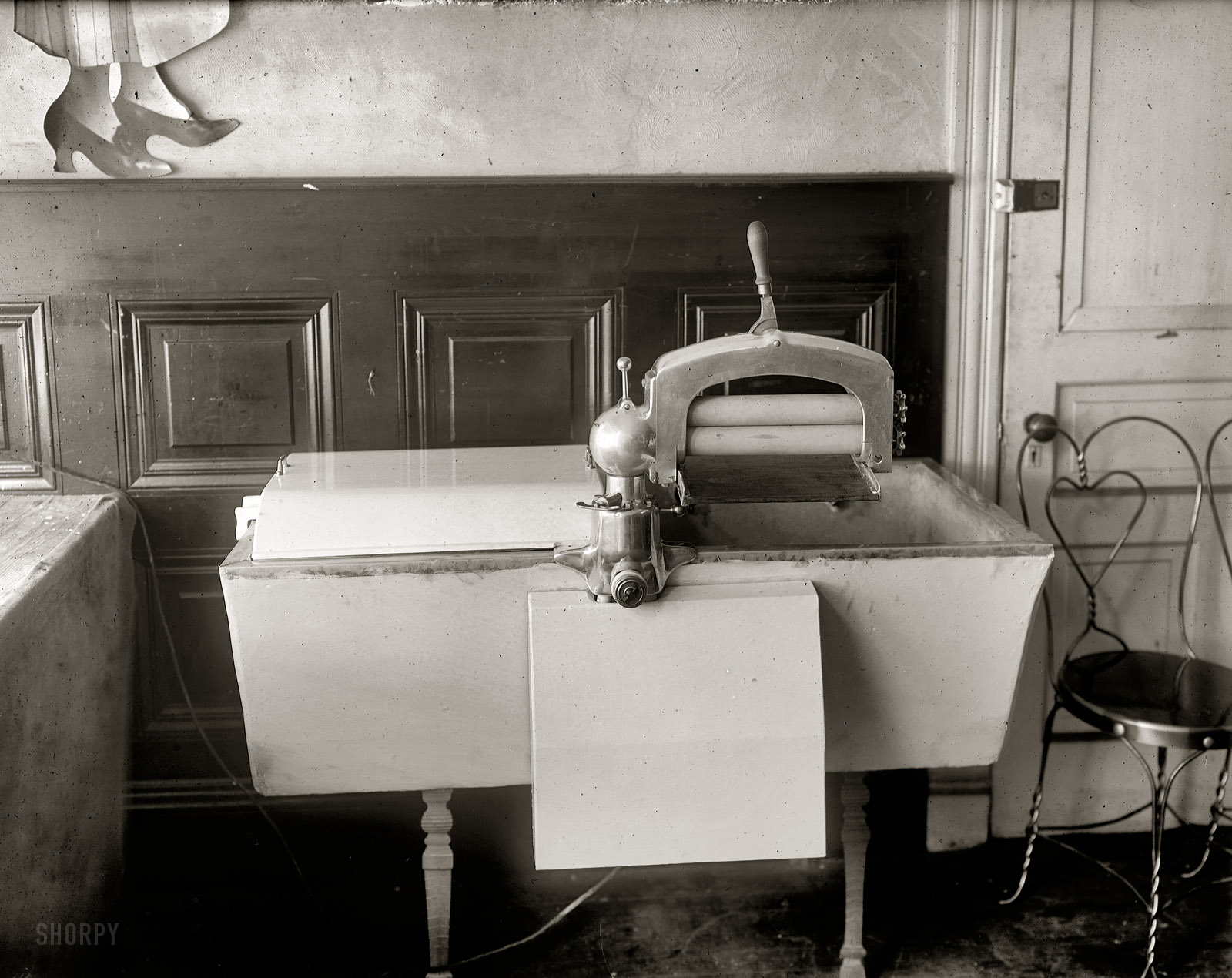 "Union Barber Supply washing machine circa 1920." All I can say here is watch your fingers. National Photo Company Collection glass negative. View full size.