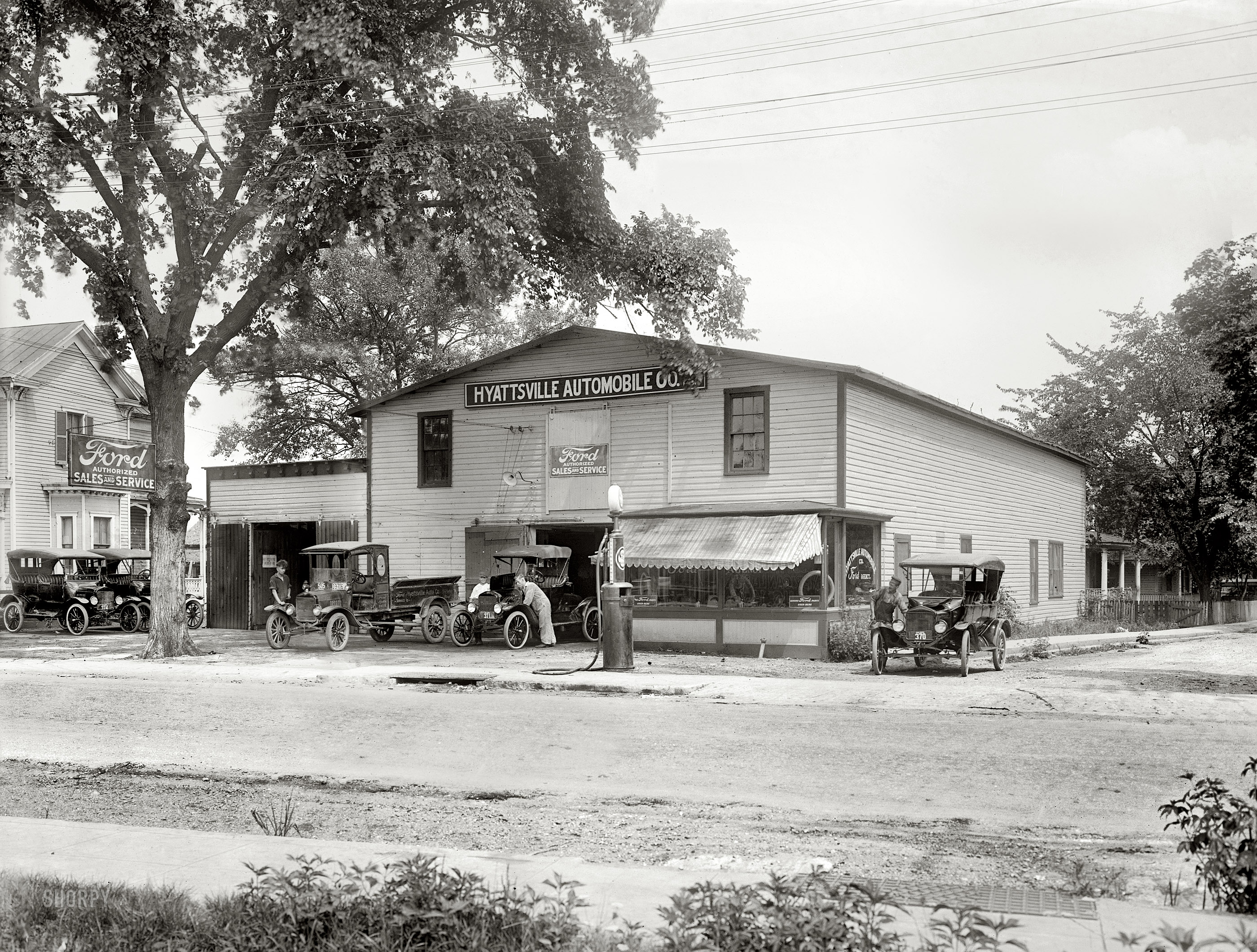 Prince George's County, Maryland, circa 1920. "Hyattsville Automobile Co." National Photo Company Collection glass negative. View full size.