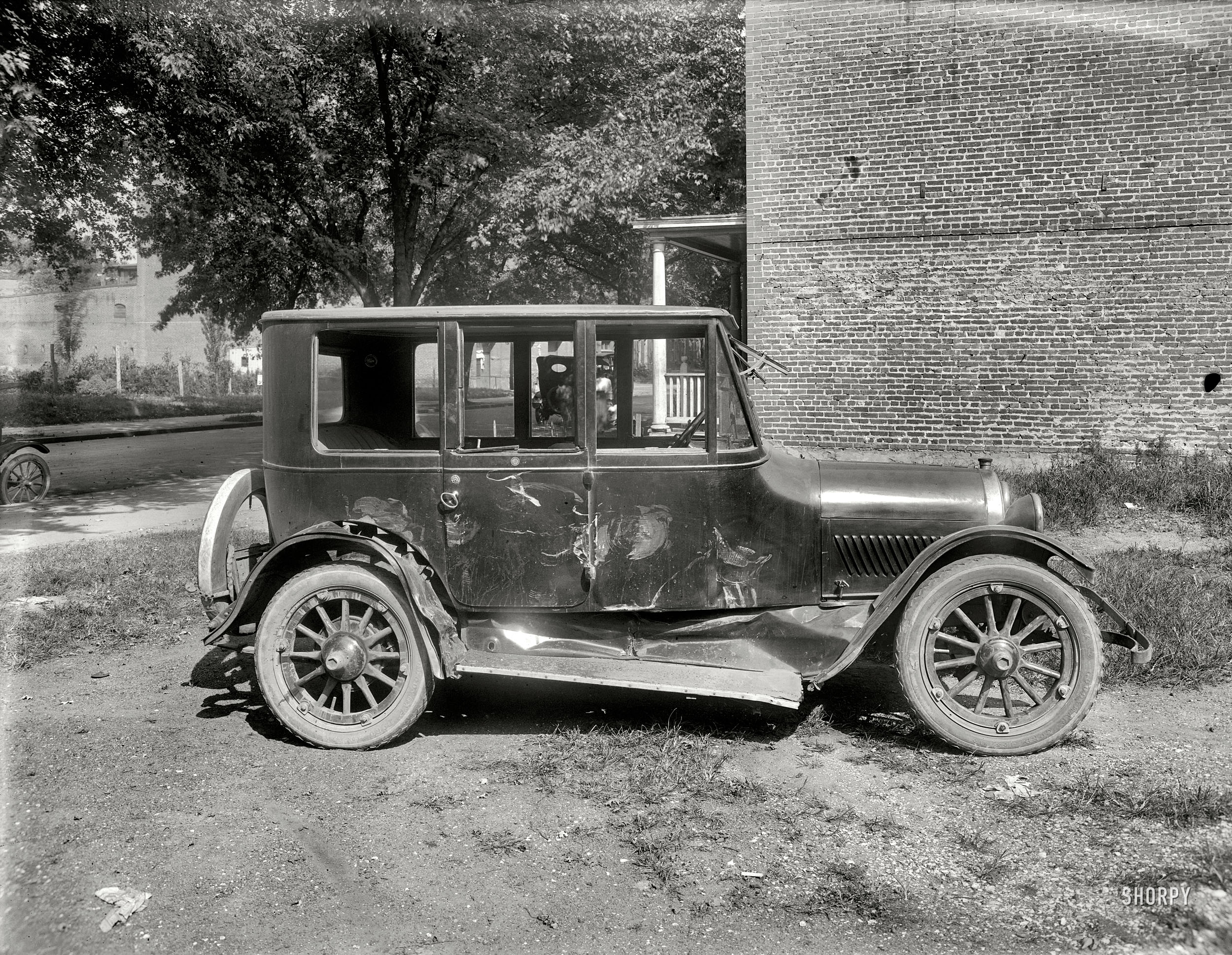 Washington, D.C., circa 1920. "Wayne Smith Auto Co. -- wrecked Haynes sedan." Out second glimpse at the operations of this long-forgotten car dealer. National Photo Company Collection glass negative. View full size.