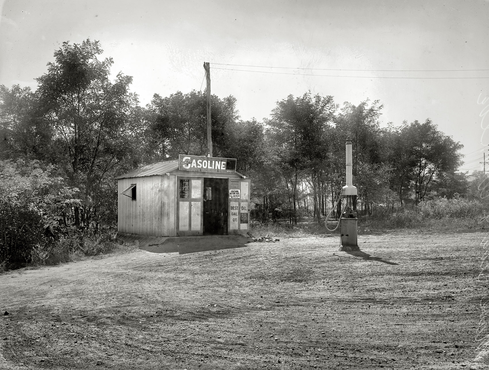 Washington circa 1920. "Penn Oil Co., Massachusetts Avenue & Wisconsin Avenue station." National Photo Company glass negative. View full size.