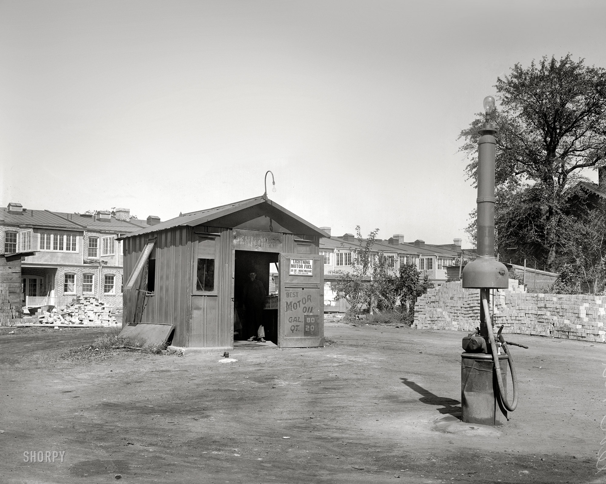 Washington, D.C., circa 1920. "Penn Oil Co., Columbia Road station between 17th & 18th." National Photo Company Collection glass negative. View full size.