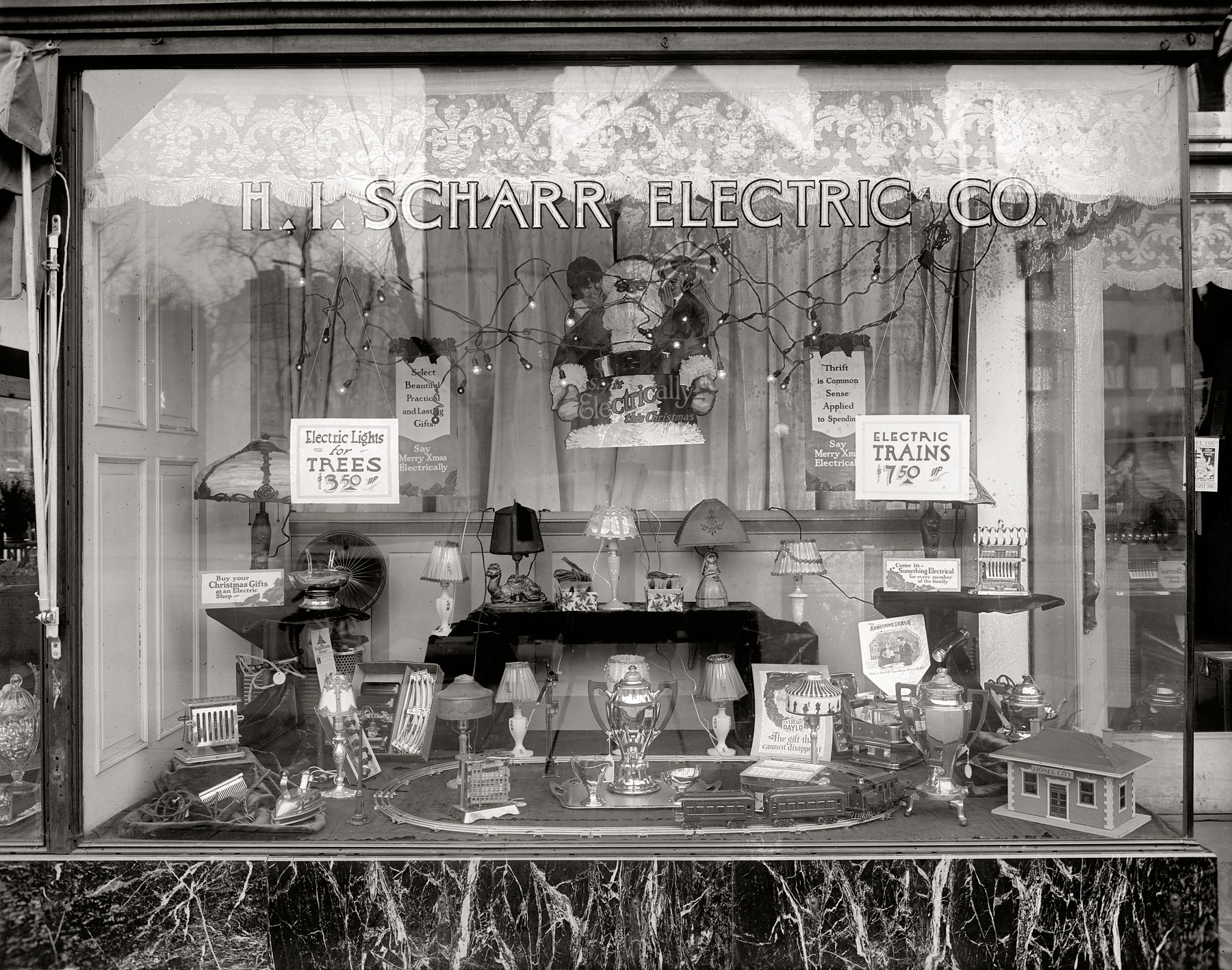 Washington, D.C., circa 1921. "H.I. Scharr Electric Co., front." Harry Scharr started out with a store at 711 13th Street N.W., then added a location at 739 11th Street. In 1927 he filed for bankruptcy. National Photo Co. View full size.