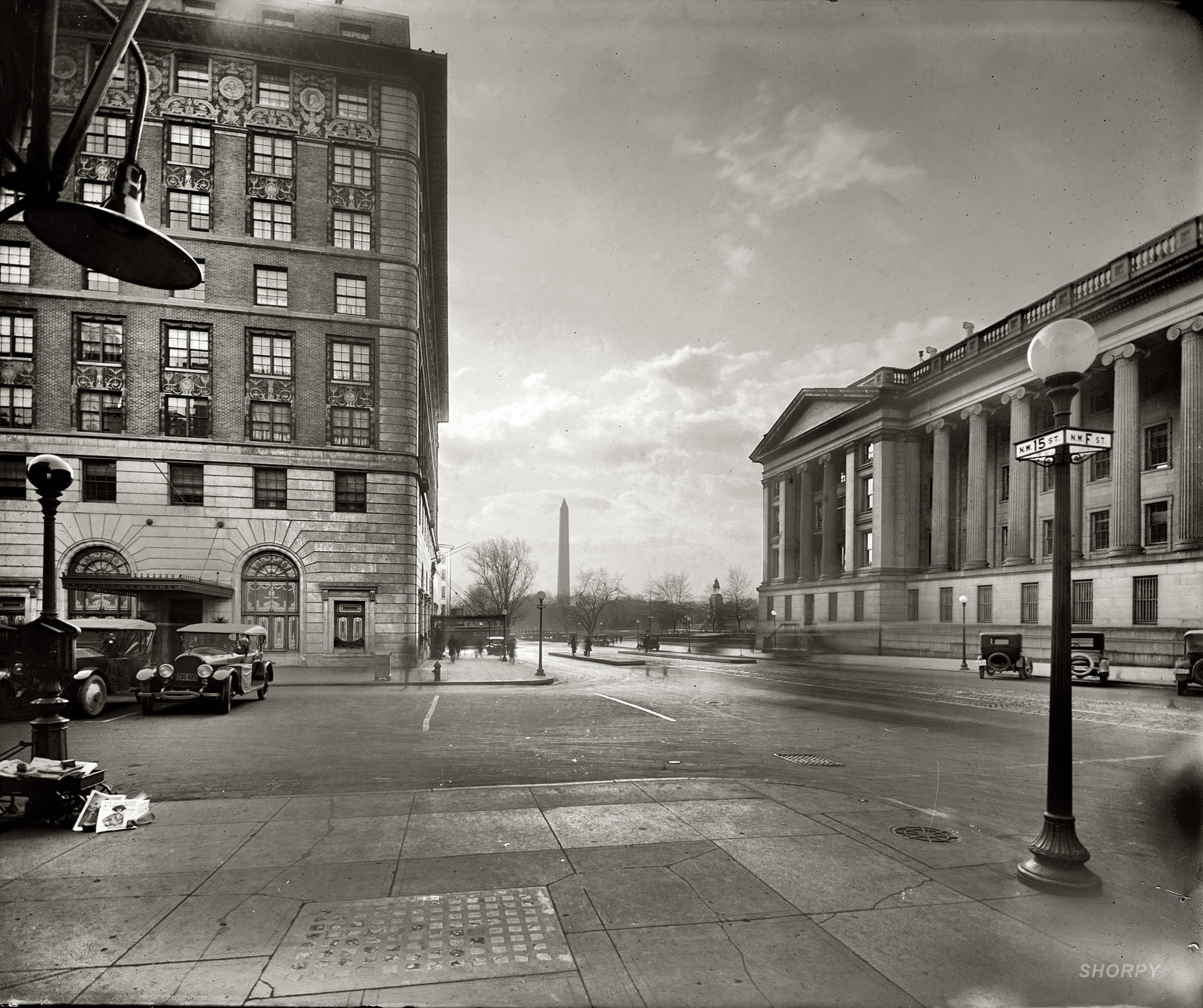 Washington, D.C. "Jordan Piano Co." 15th and F Streets NW at the Treasury building. The LOC date range here is "1920 or 1921." Who can date the Saturday Evening Post cover? National Photo Company glass negative. View full size.
