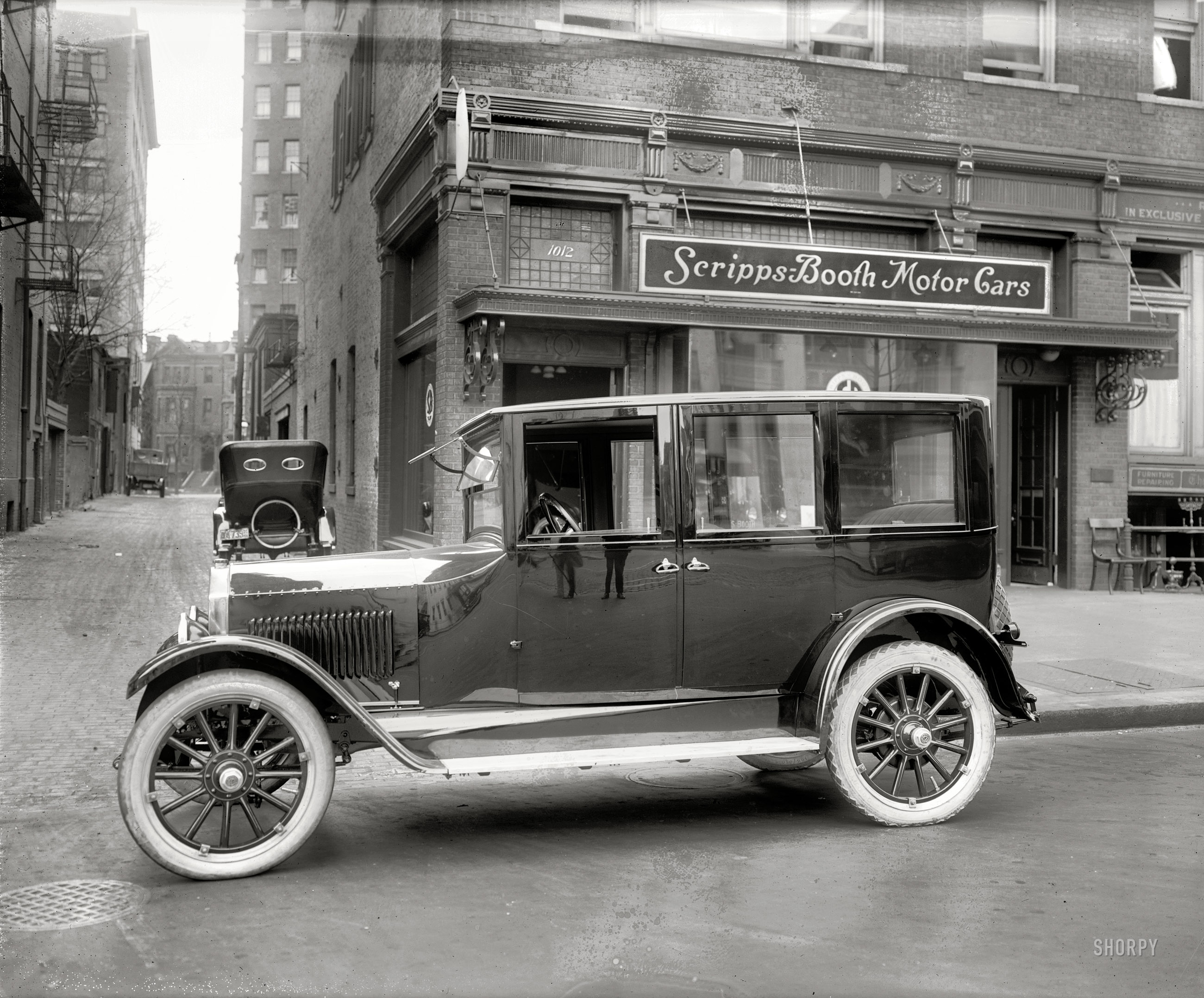 Washington, D.C, 1921. "Scripps-Booth Sales Co., 14th Street N.W." And one very shiny sedan. National Photo Company Collection glass negative. View full size.