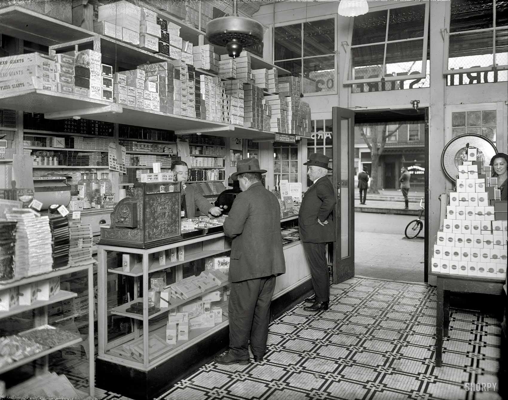Washington circa 1920. "People's Drug Store, 14th and U." Another view of the drug emporium seen in the previous post.  National Photo Co. View full size.